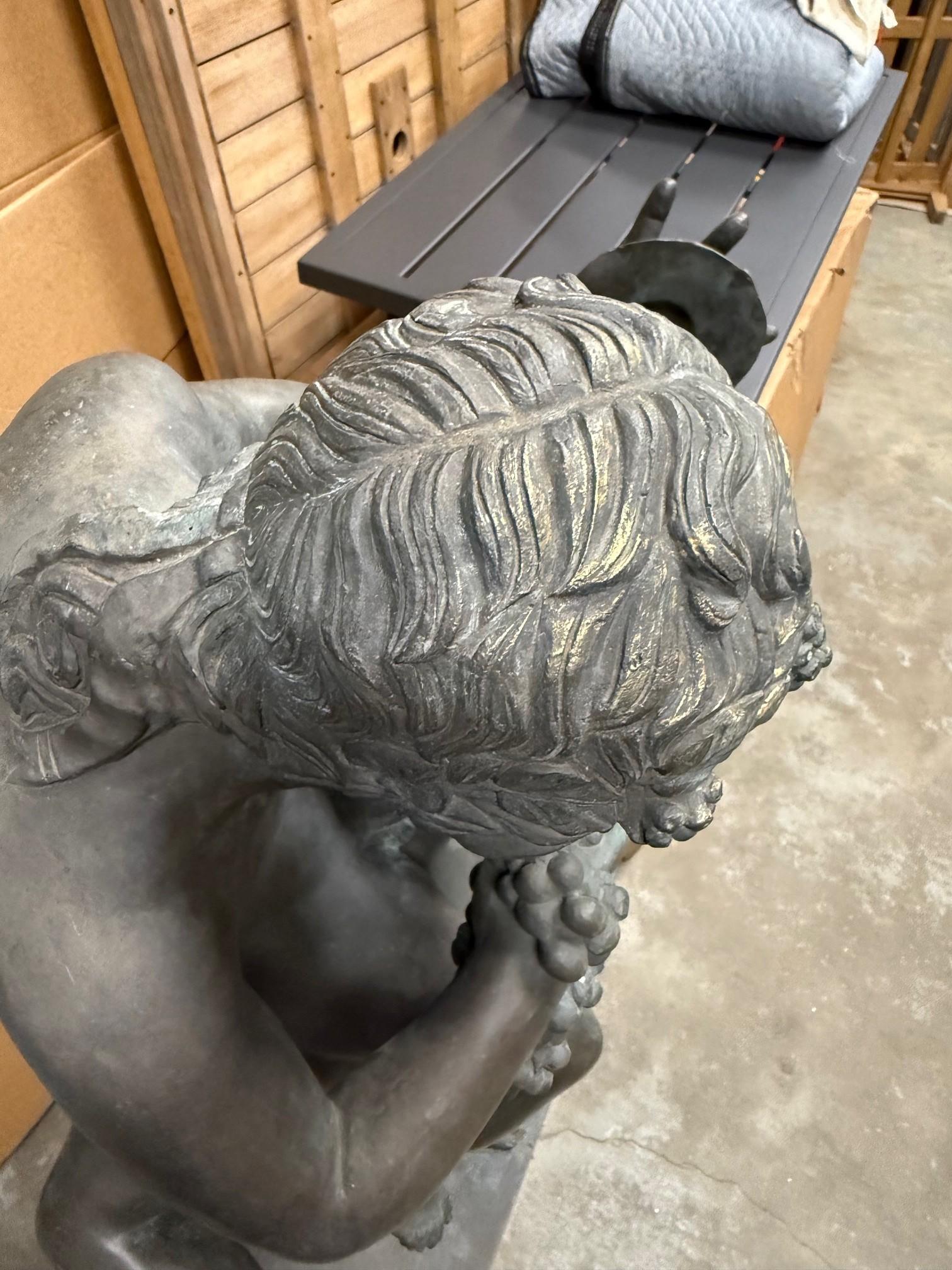 Estatua de Baco desnudo en bronce tamaño natural Dios del Vino y el Jolgorio en venta 7