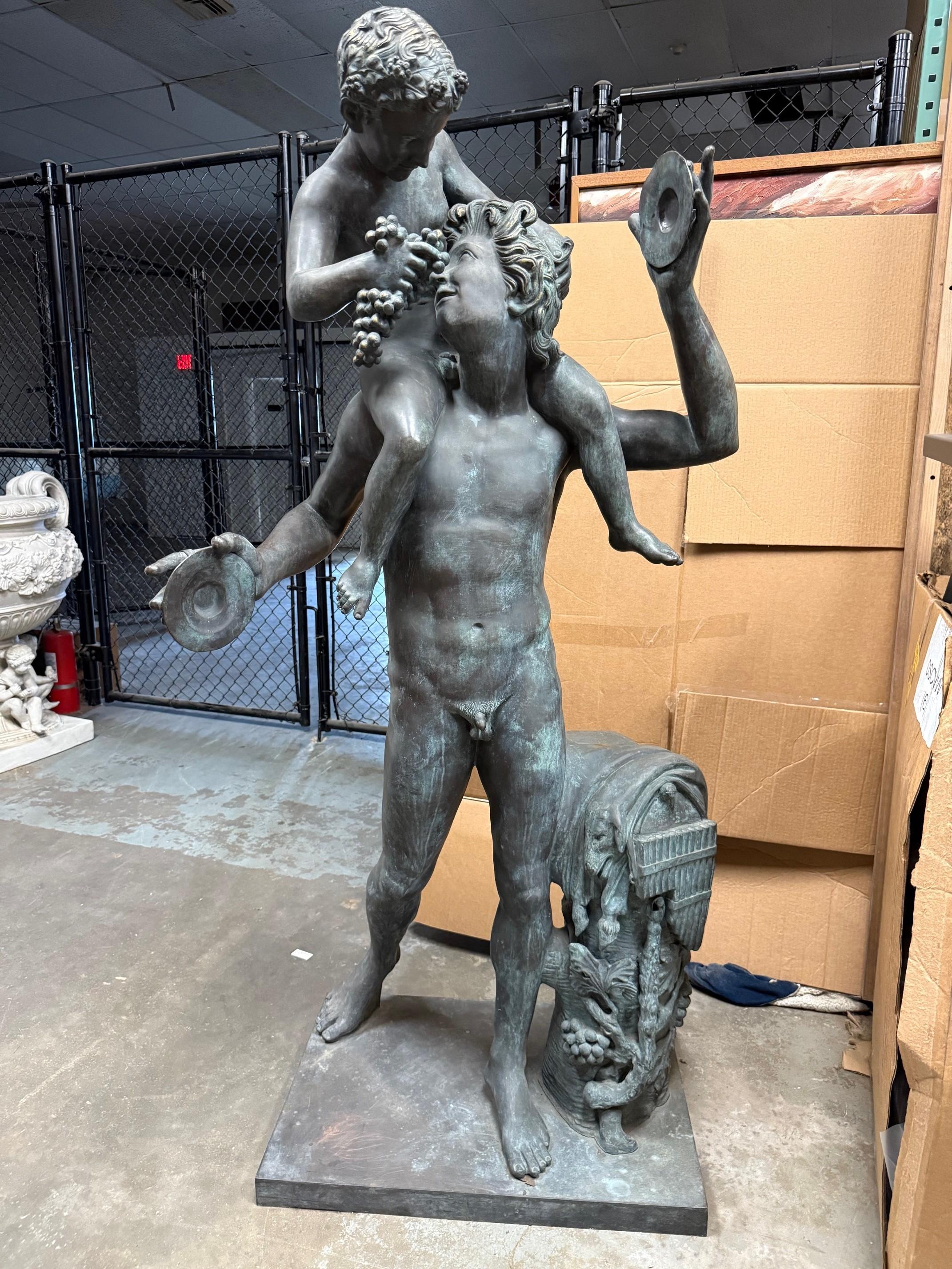 Bronce de tamaño natural de una estatua de Baco desnudo Dios del vino, la juerga y el éxtasis. Se le asocia con el cultivo de la vid, el proceso de elaboración del vino y las fiestas. Baco, el dios del vino, sostiene címbalos en sus manos
