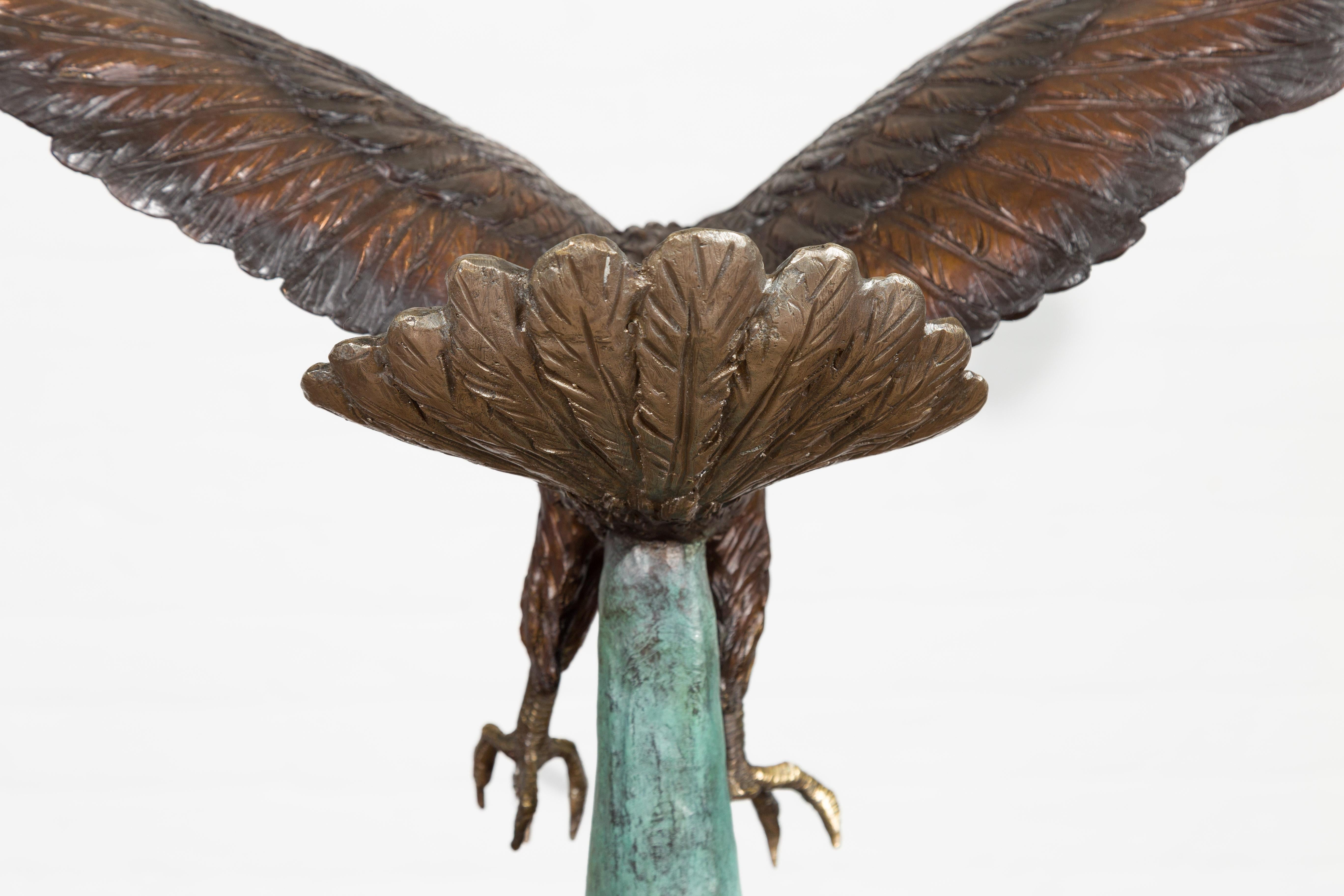 Sculpture en bronze grandeur nature d'un aigle en train de manger sur socle en marbre noir en vente 4