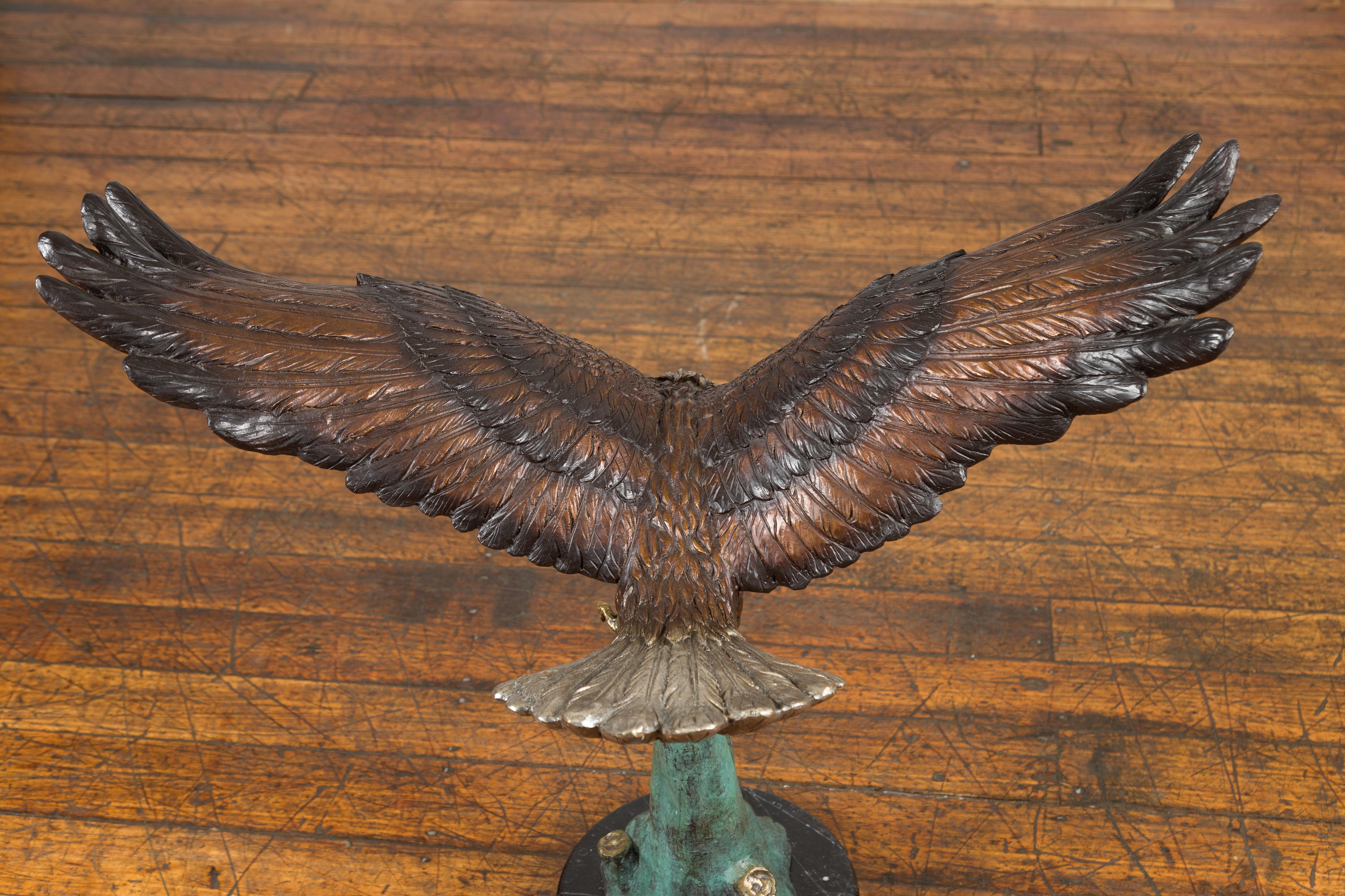 Sculpture en bronze grandeur nature d'un aigle en train de manger sur socle en marbre noir en vente 5