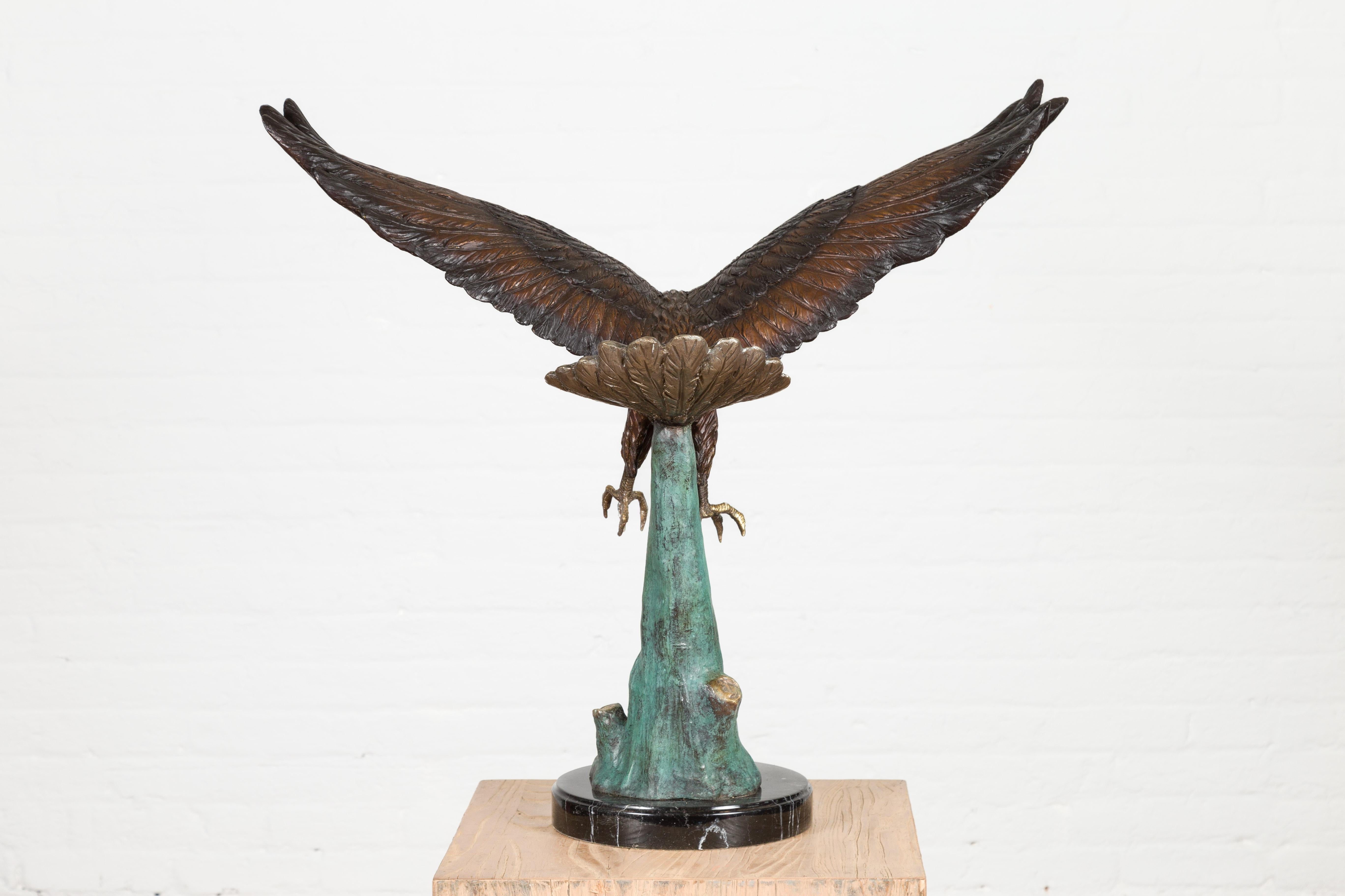 Sculpture en bronze grandeur nature d'un aigle en train de manger sur socle en marbre noir en vente 8