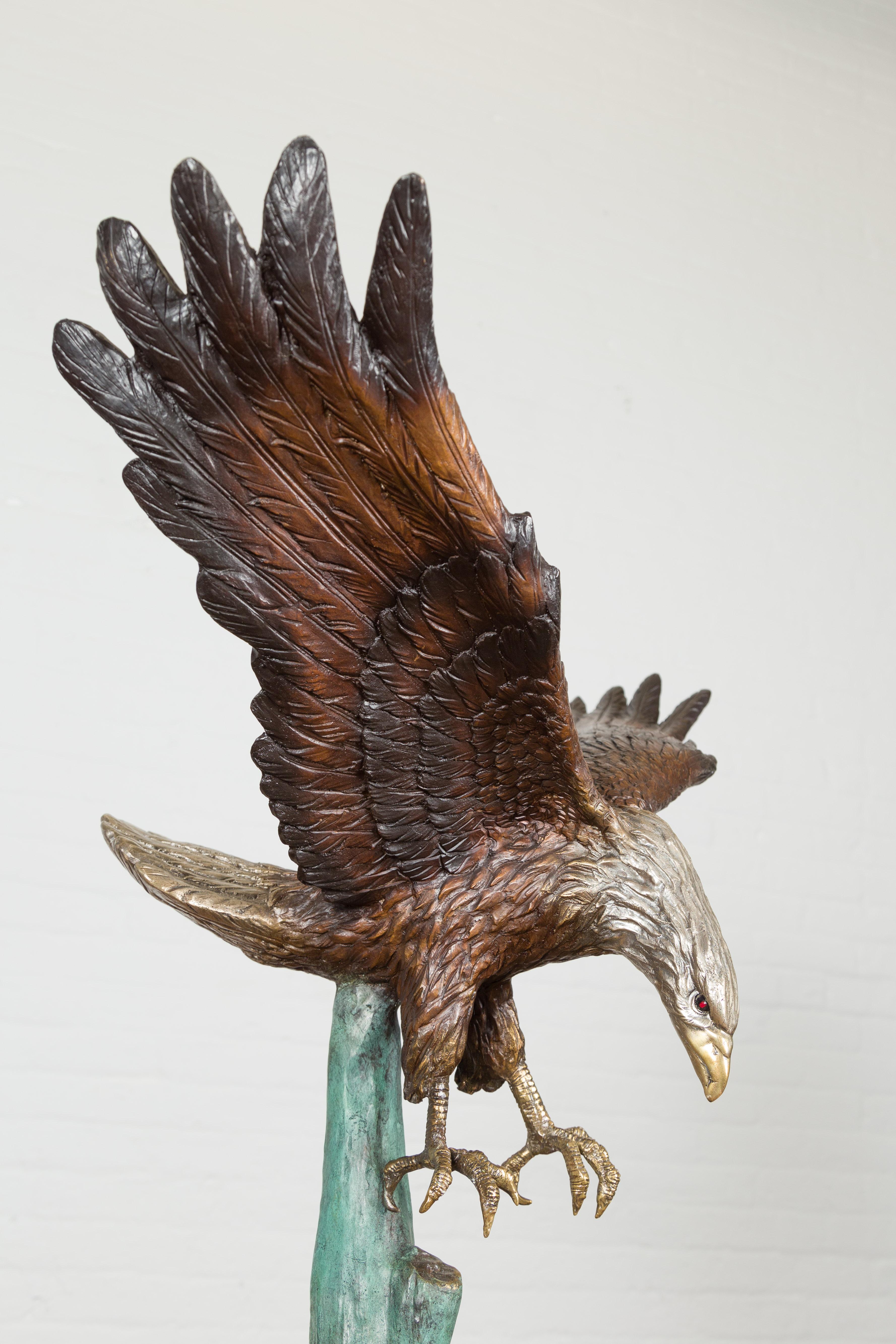 Sculpture en bronze grandeur nature d'un aigle en train de manger sur socle en marbre noir en vente 9