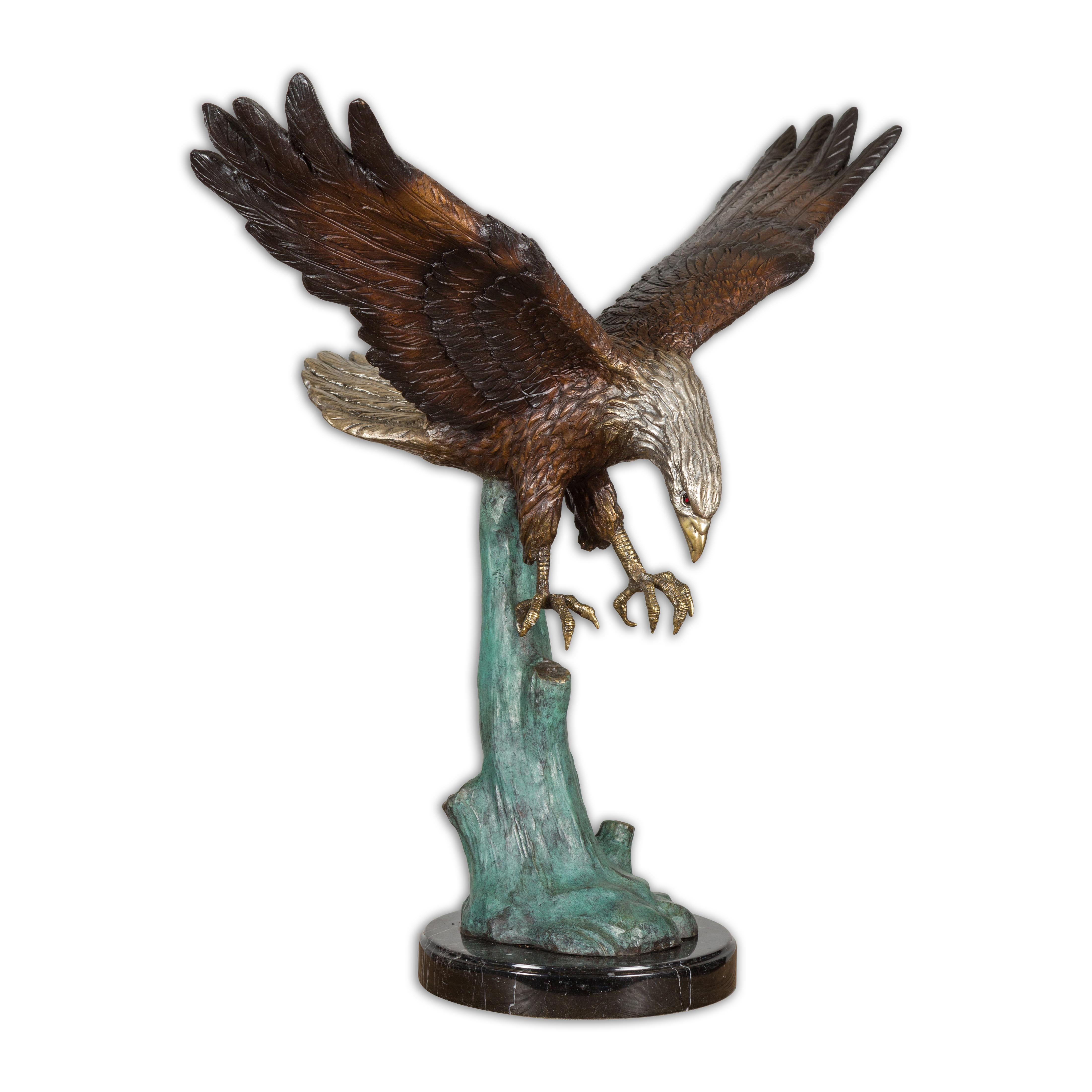 Sculpture en bronze grandeur nature d'un aigle en train de manger sur socle en marbre noir en vente 13