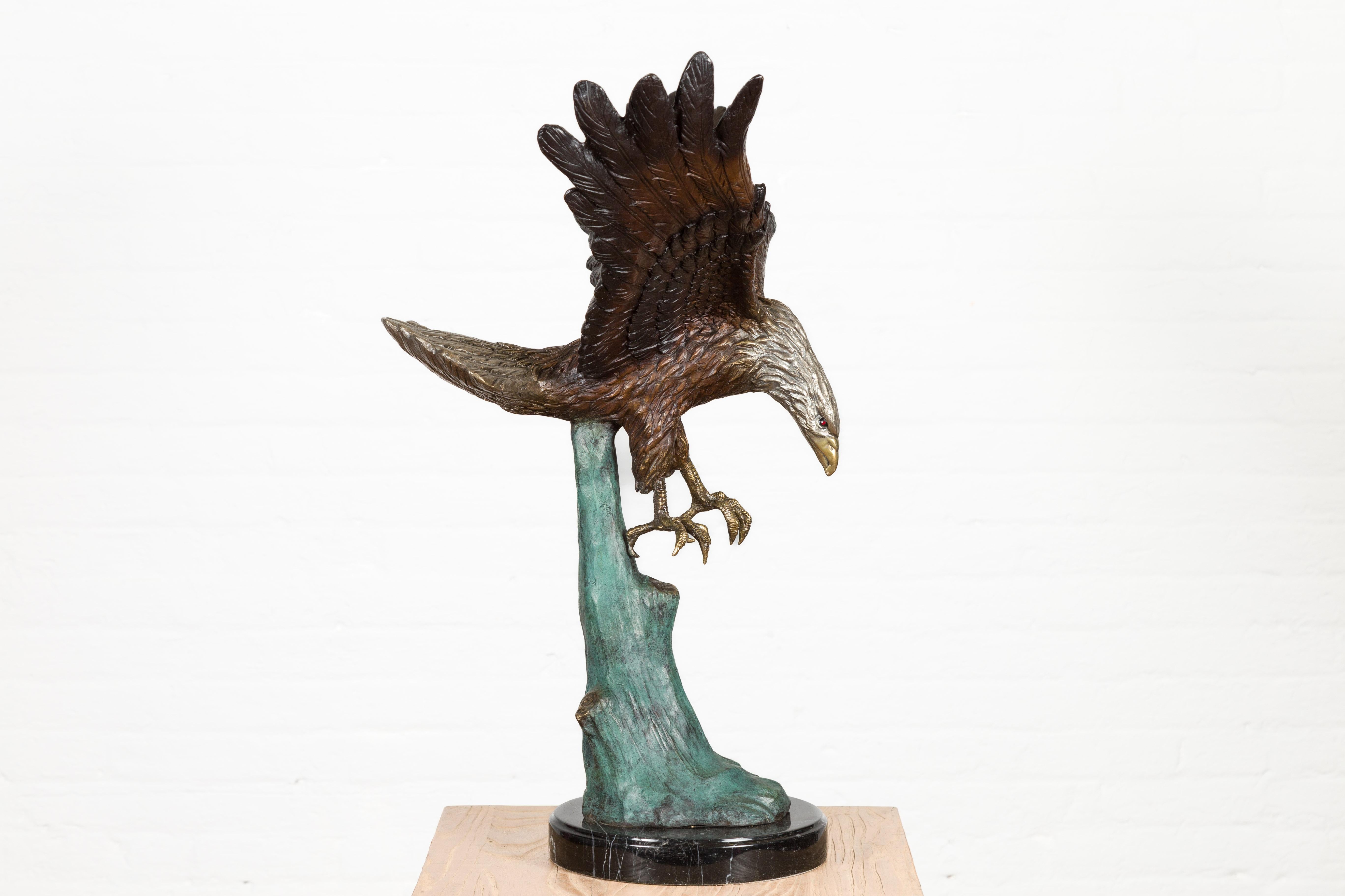 Sculpture en bronze grandeur nature d'un aigle en train de manger sur socle en marbre noir Neuf - En vente à Yonkers, NY
