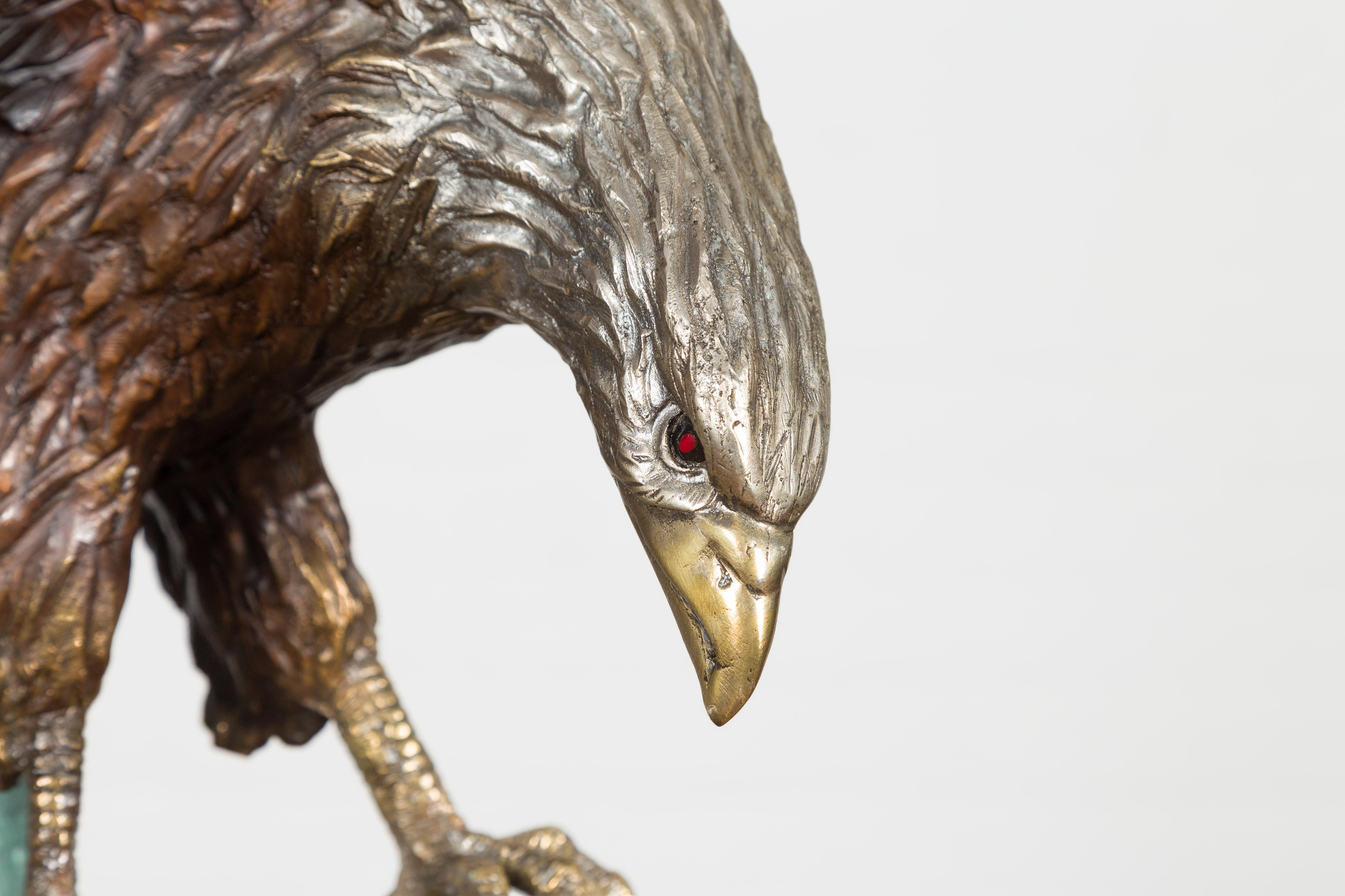 Bronze Sculpture en bronze grandeur nature d'un aigle en train de manger sur socle en marbre noir en vente