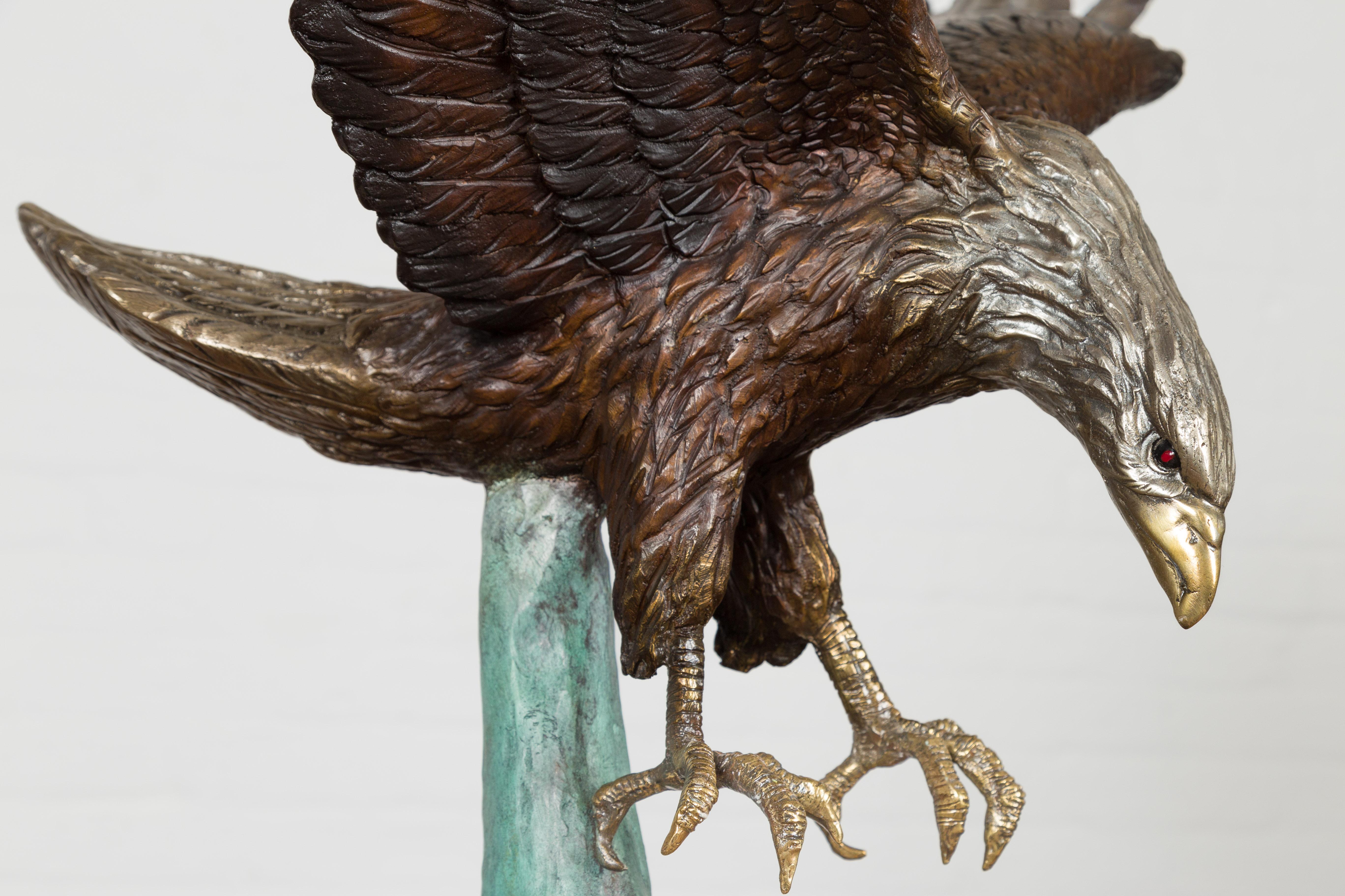 Sculpture en bronze grandeur nature d'un aigle en train de manger sur socle en marbre noir en vente 1