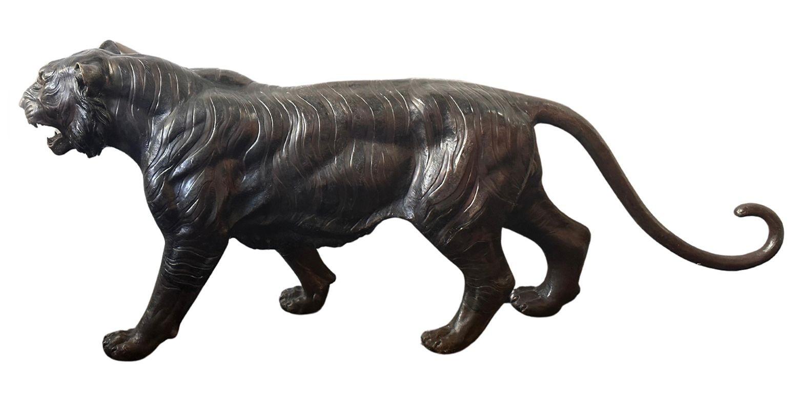 Cette étonnante sculpture en bronze grandeur nature capture l'essence majestueuse d'un tigre du Bengale dans toute sa gloire indomptée. Le bronze est patiné en brun foncé, ce qui donne à cette pièce une couleur unique. De superbes détails tout