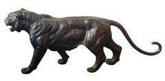 Scultura in bronzo a grandezza naturale di una tigre del Bengala che cammina di G. Van de Voorde