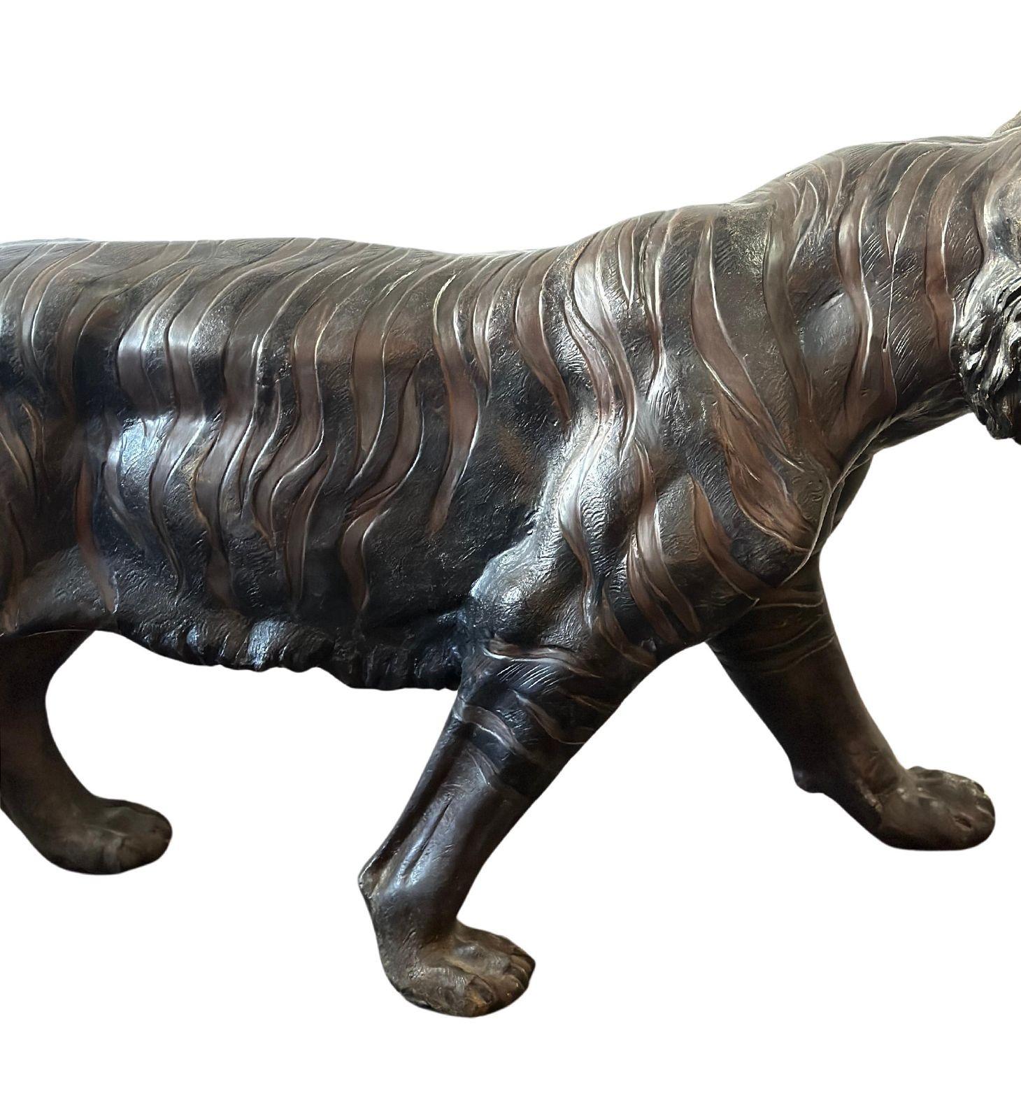 Belge Sculpture en bronze grandeur nature d'un tigre du Bengale en marche par G. Van de Voorde en vente