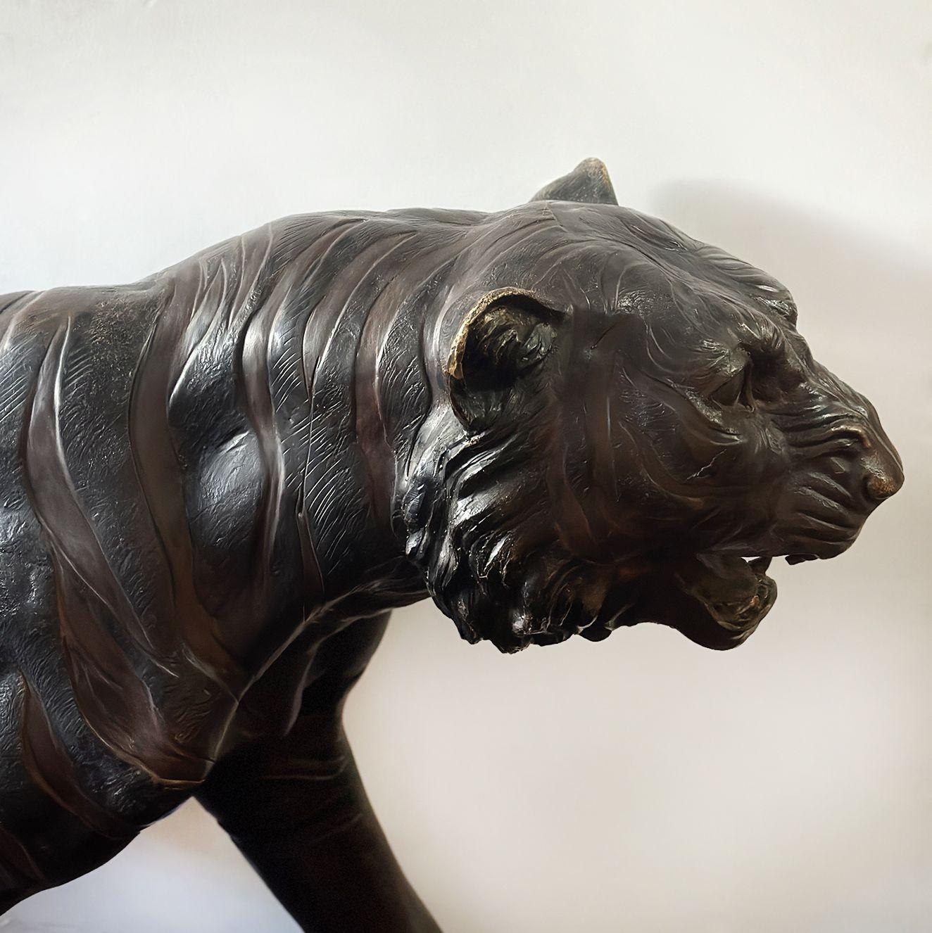 Milieu du XXe siècle Sculpture en bronze grandeur nature d'un tigre du Bengale en marche par G. Van de Voorde en vente