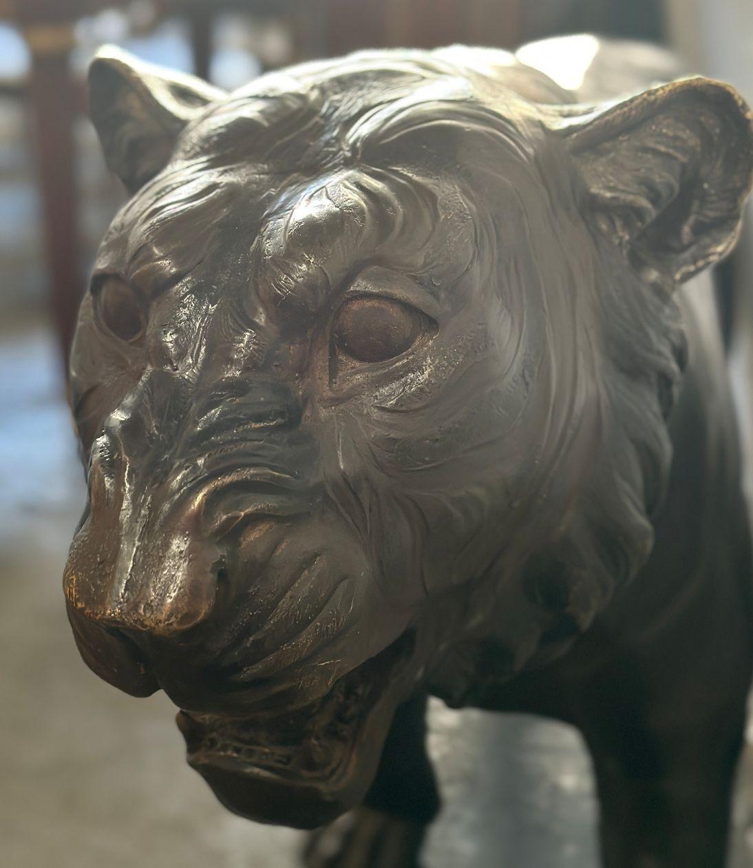 Bronze Sculpture en bronze grandeur nature d'un tigre du Bengale en marche par G. Van de Voorde en vente