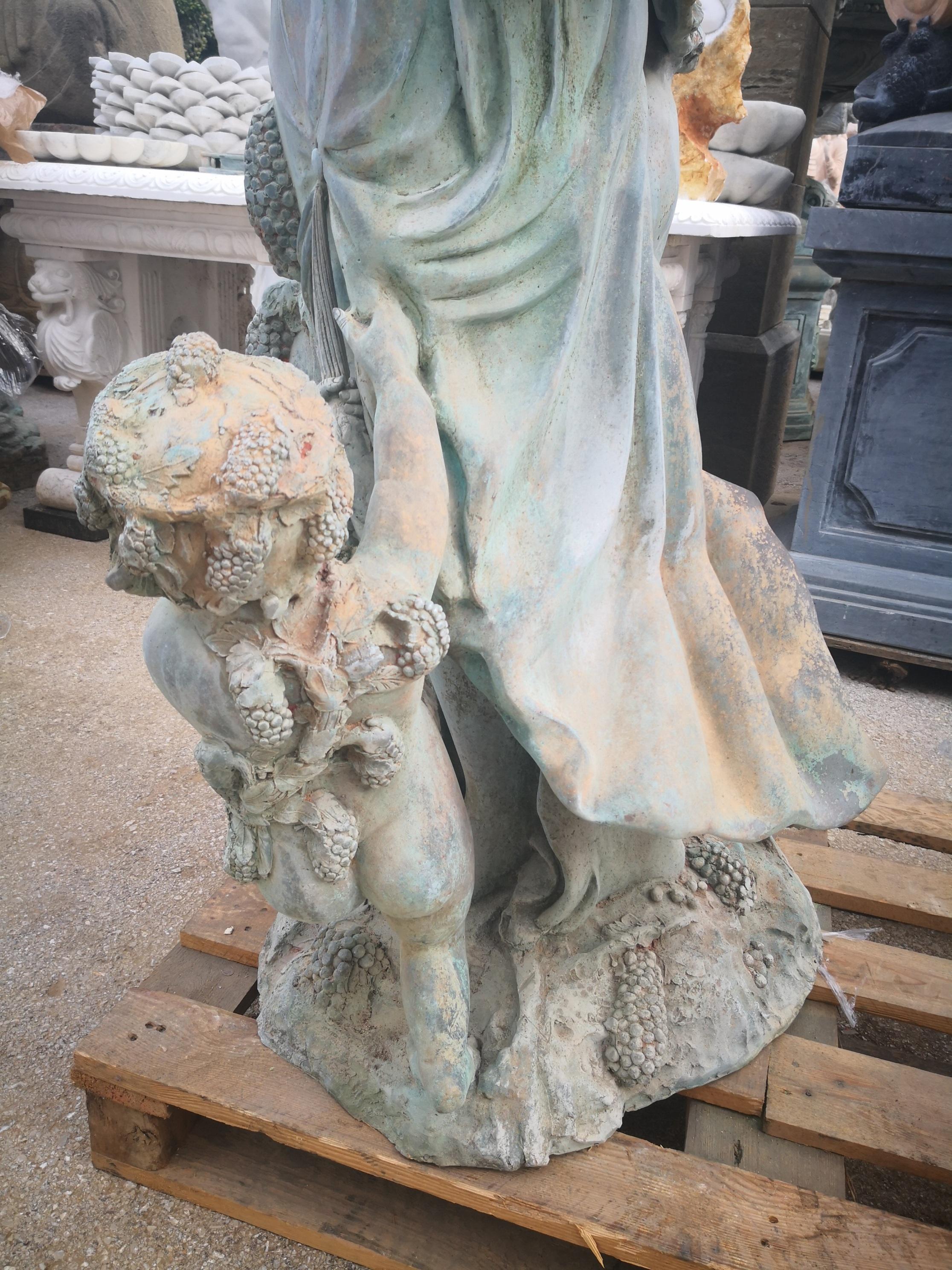 Life-Size Bronze Sculptures of Two Ladies and a Cherub in vendita 4