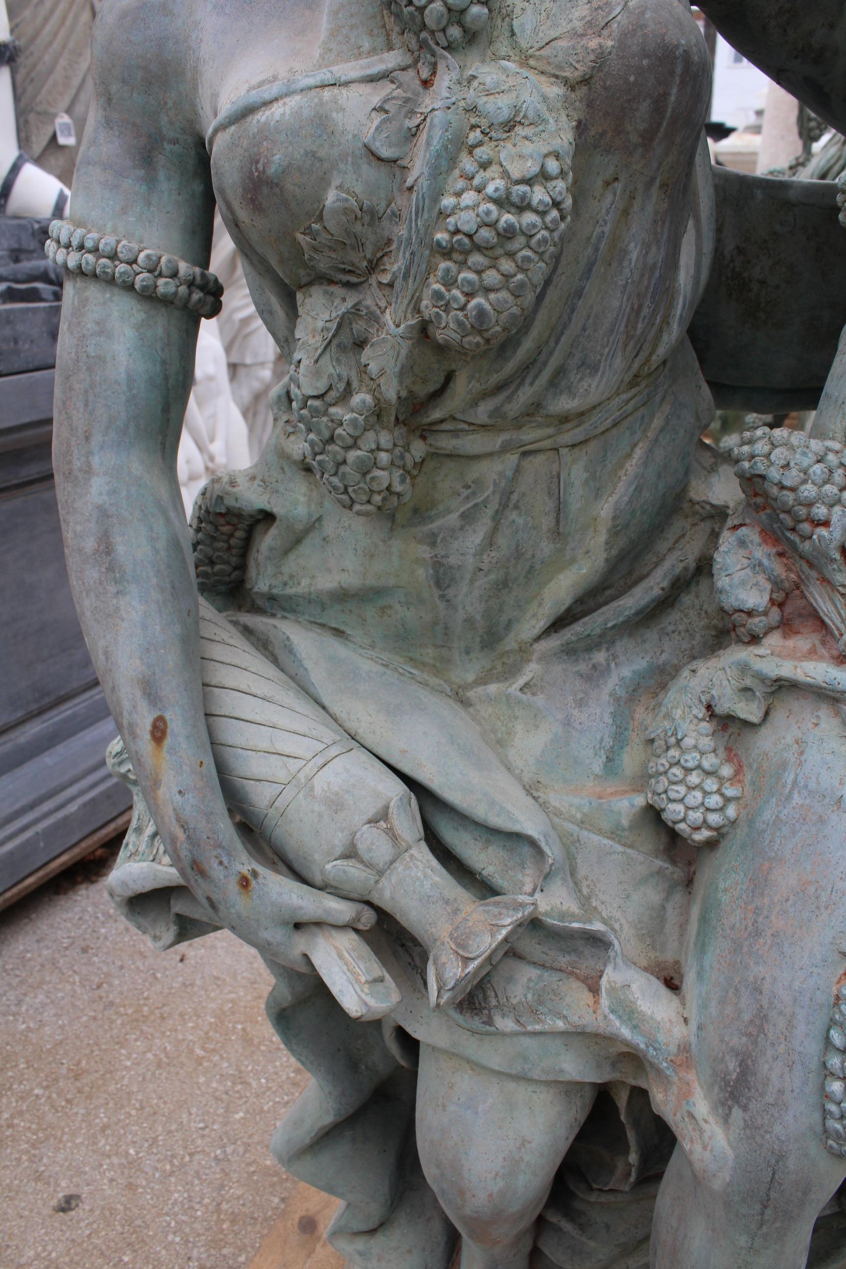 Life-Size Bronze Sculptures of Two Ladies and a Cherub In condizioni buone in vendita a Marbella, ES