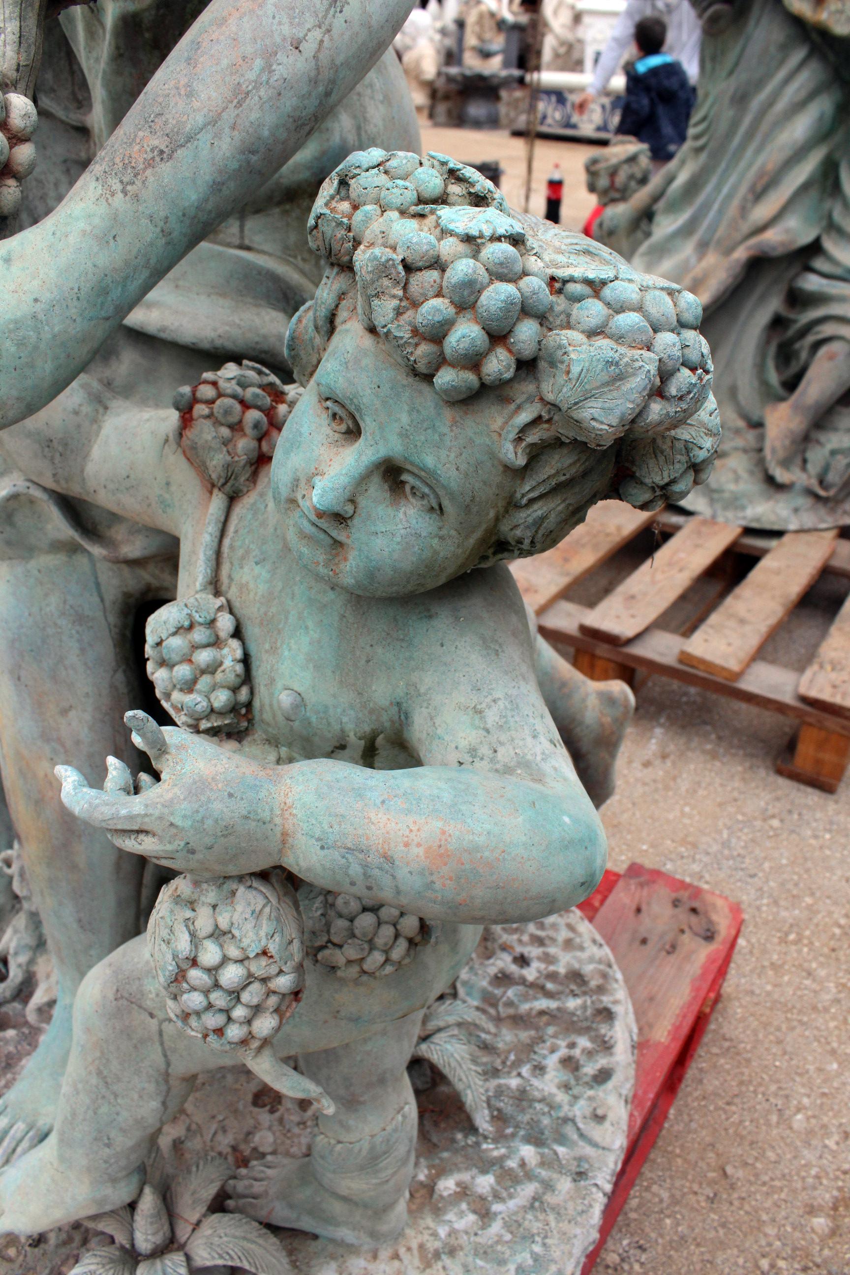 Life-Size Bronze Sculptures of Two Ladies with Cherubs in vendita 4