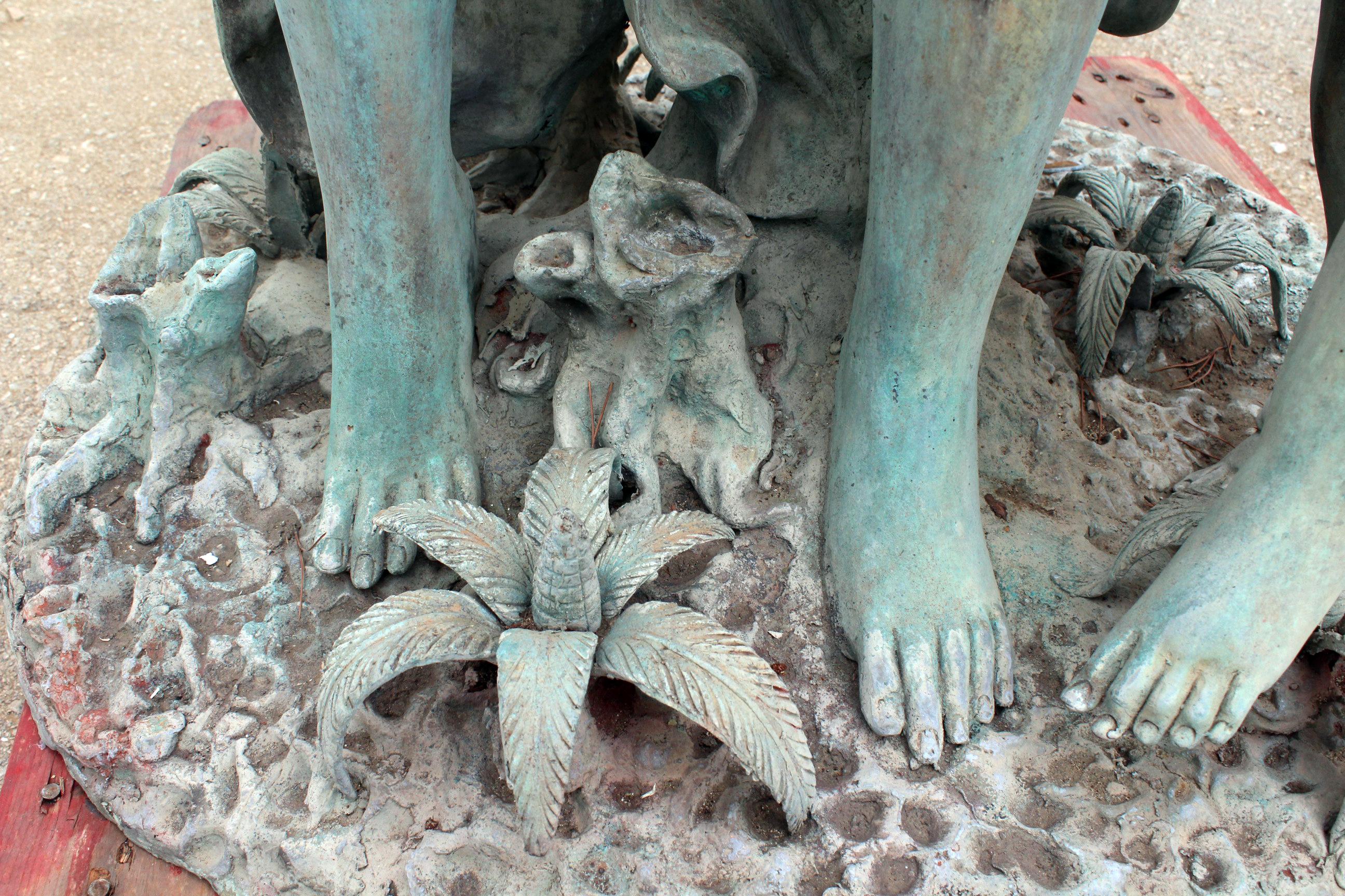 Life-Size Bronze Sculptures of Two Ladies with Cherubs in vendita 5