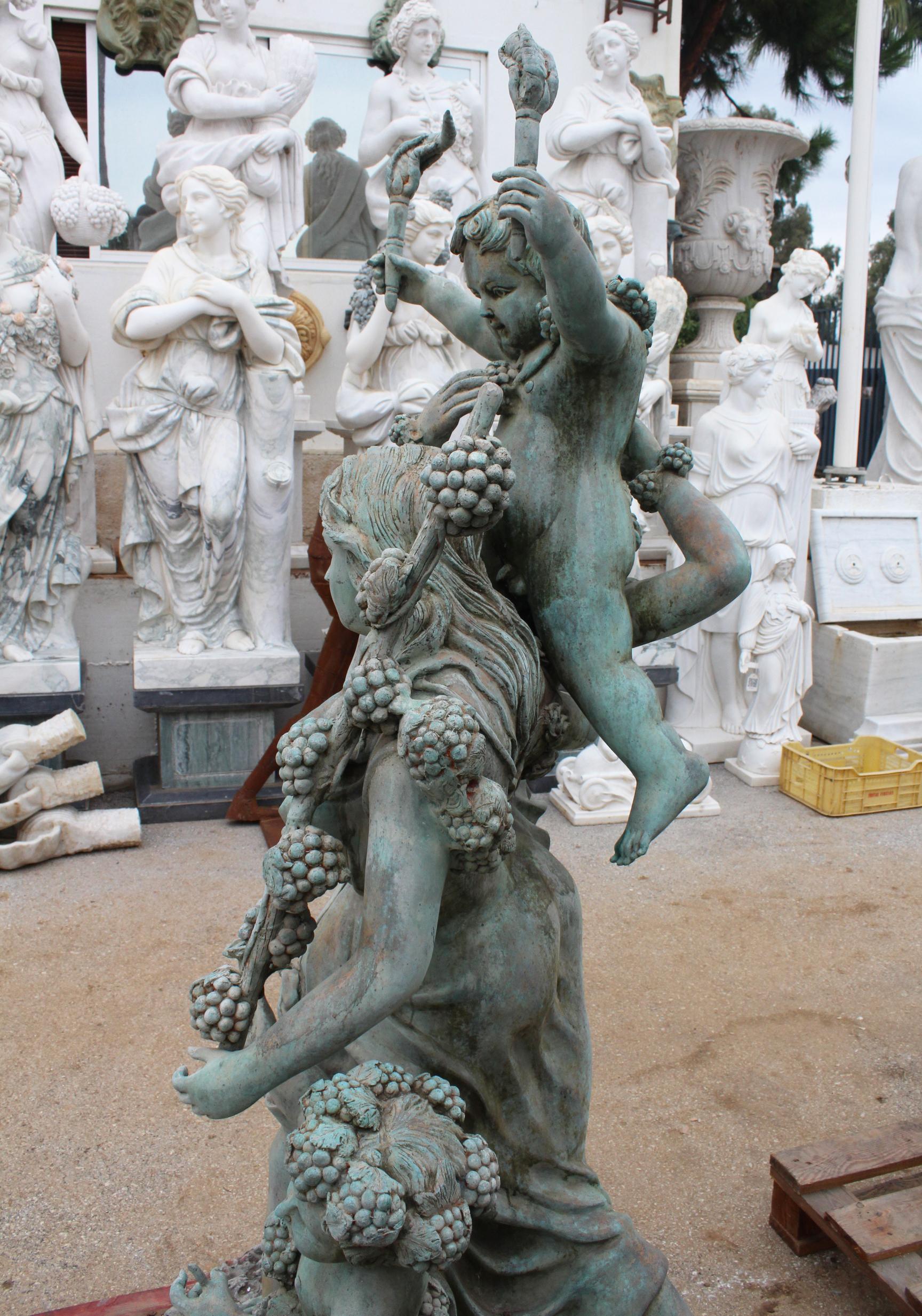 Life-Size Bronze Sculptures of Two Ladies with Cherubs In condizioni buone in vendita a Marbella, ES