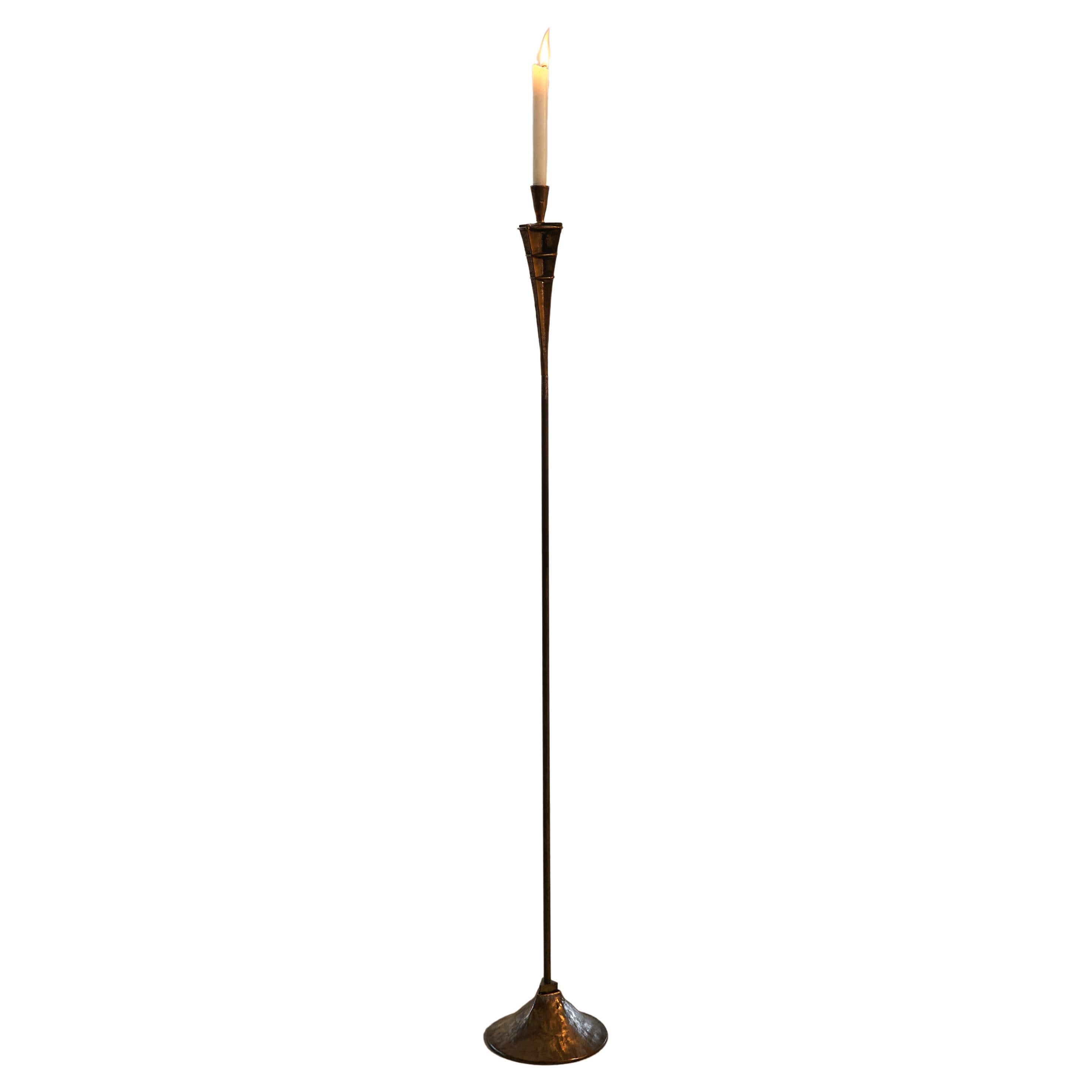 Candelabro Brutalista de Tamaño Natural