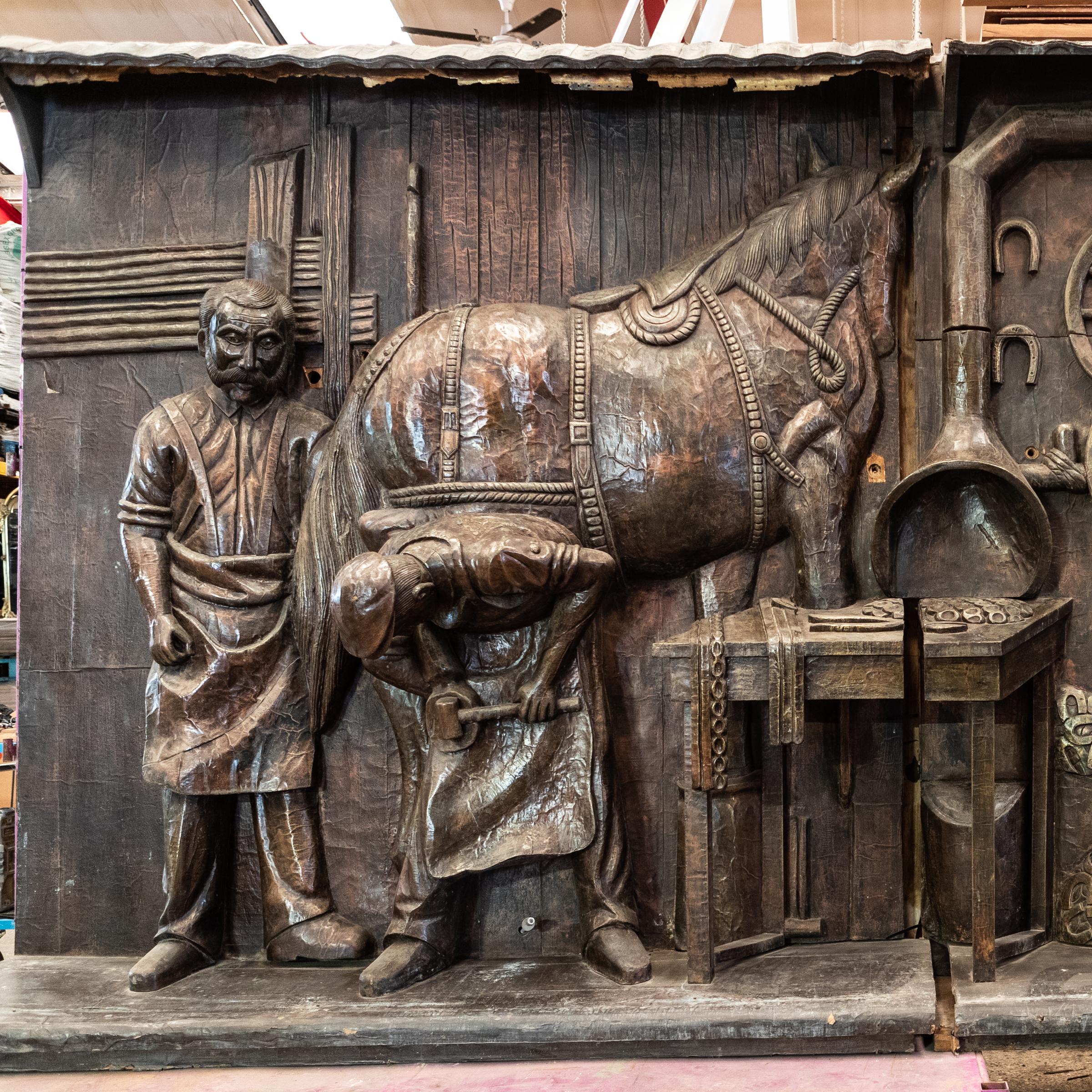 Ein wahrhaft einzigartiges Stück Londoner Geschichte ist dieser Hufschmied und Pferdepfleger, der mit Pferden arbeitet, die vom weltberühmten Camden Loch Market zurückgeholt wurden.

Die Skulpturen und Reliefs, die einst den Alten Marktstall