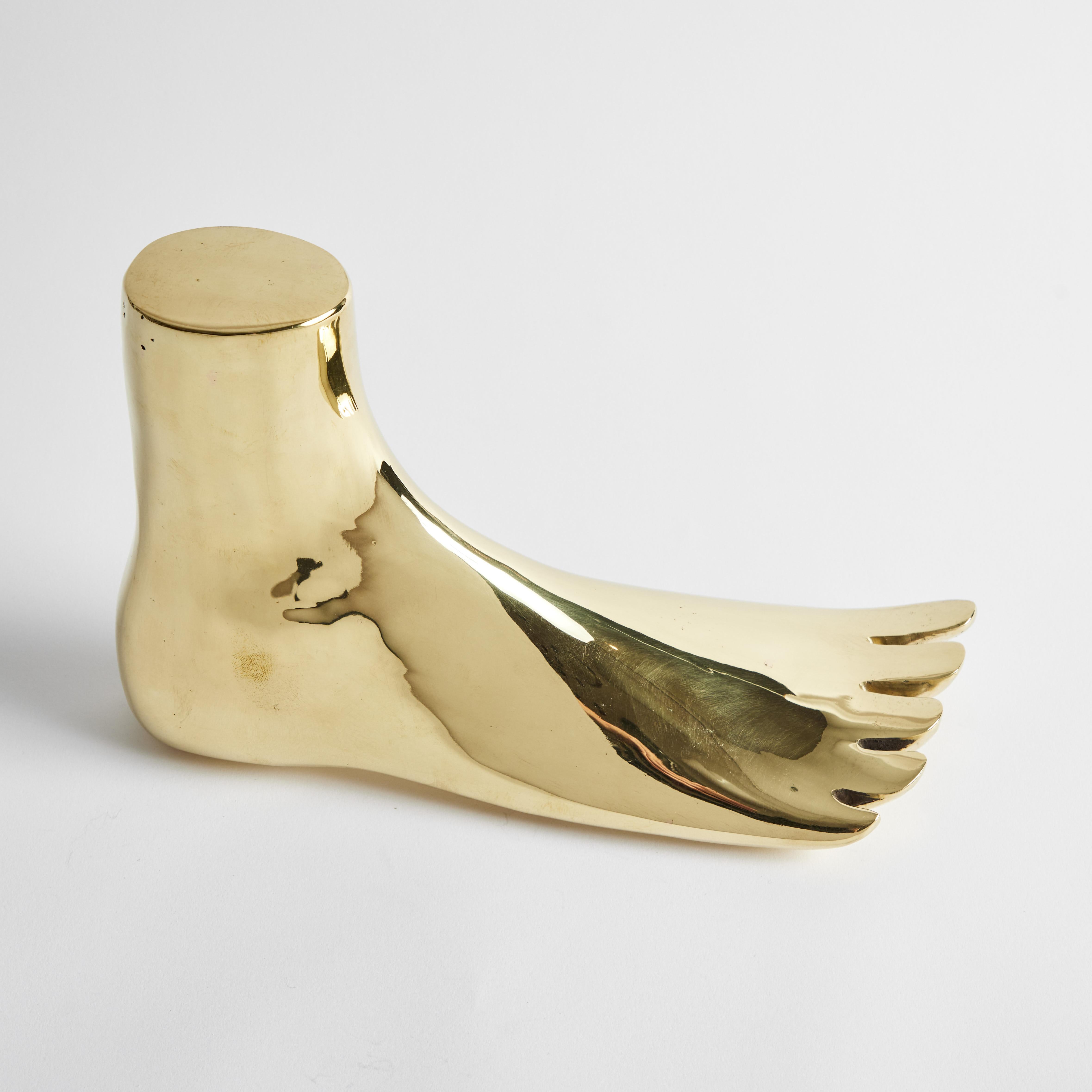 Lebensgroße Carl Auböck Modell #4273-3 'XL Foot' Skulptur aus poliertem Messing. Diese in den 1950er Jahren entworfene, eindrucksvoll skalierte Variante wird von der Werkstätte Carl Auböck, Österreich, aus poliertem, unlackiertem Messing