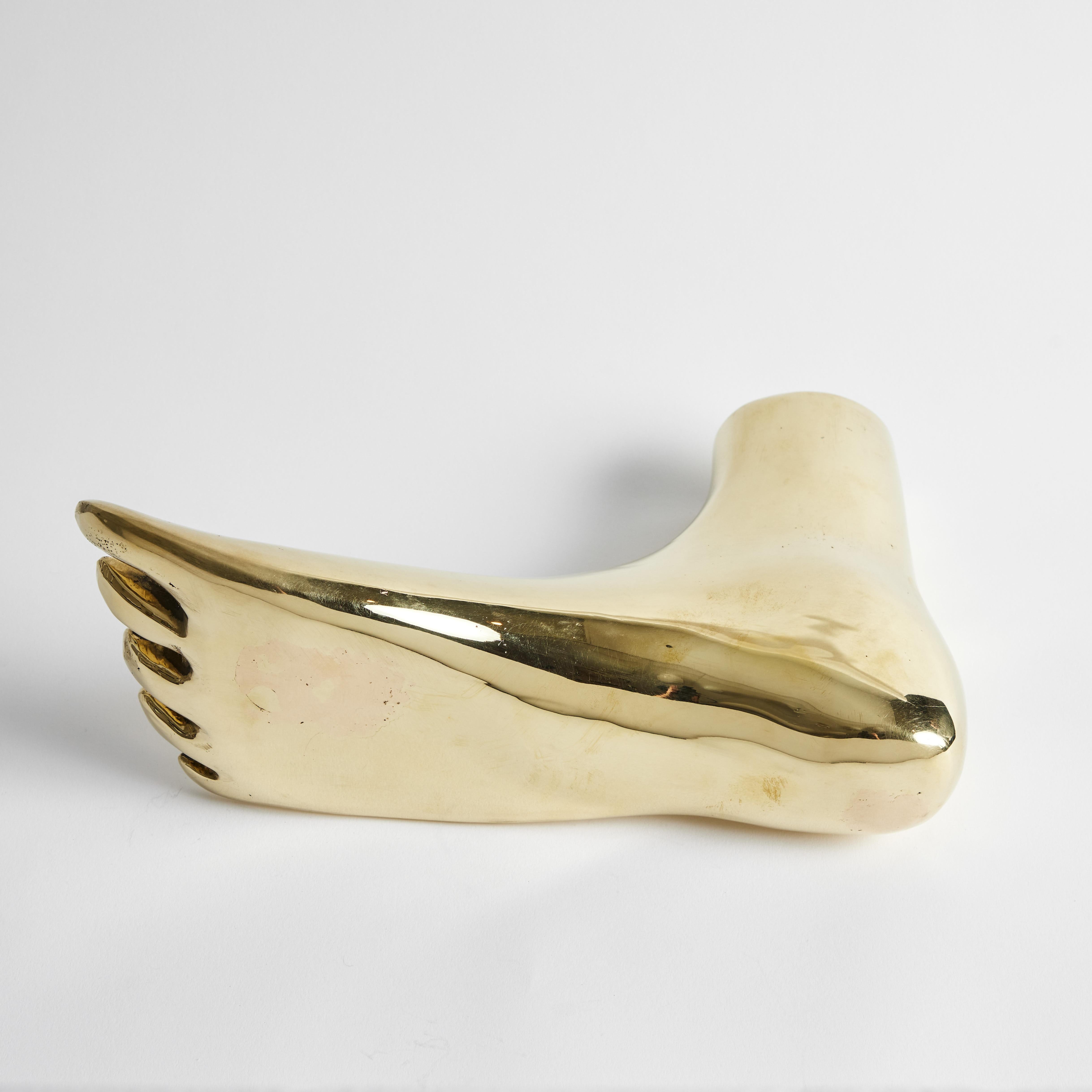 Lebensgroße Carl Auböck Modell #4273-3 'XL Foot' Skulptur aus poliertem Messing (Poliert) im Angebot