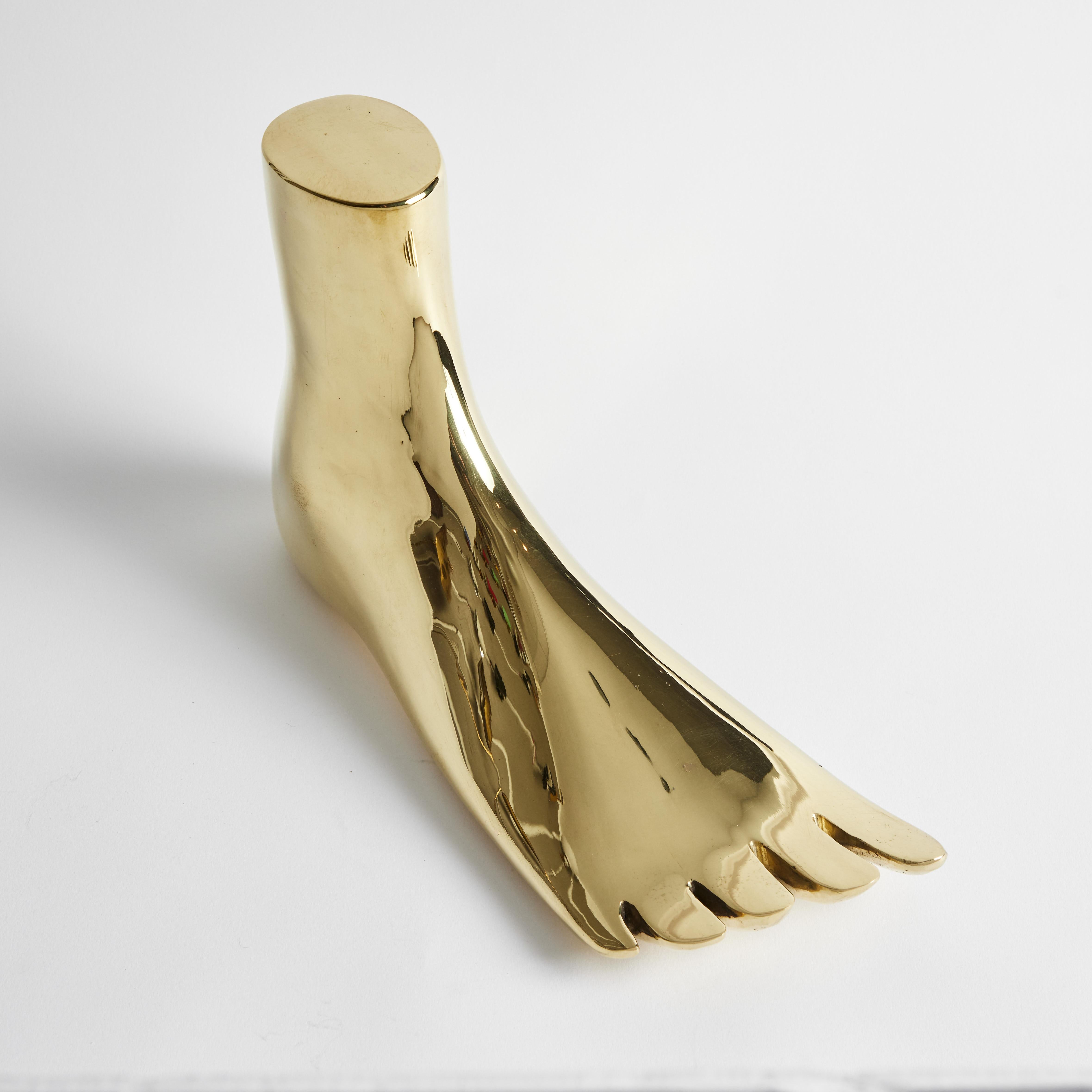Lebensgroße Carl Auböck Modell #4273-3 'XL Foot' Skulptur aus poliertem Messing im Zustand „Neu“ im Angebot in Glendale, CA