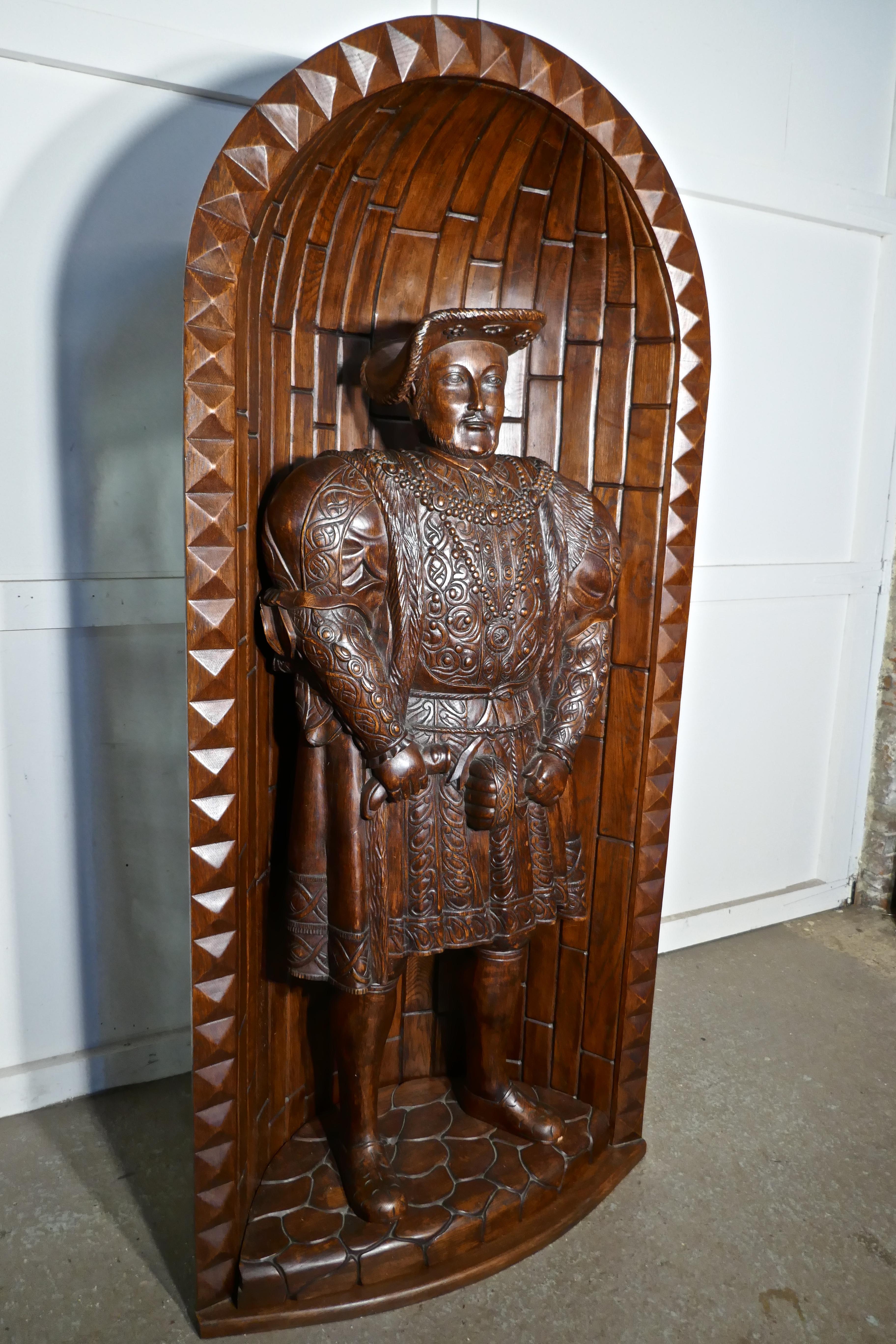 Life-Size Carved Oak Statue of Henry VIII Standing in an Alcove In Good Condition In Chillerton, Isle of Wight