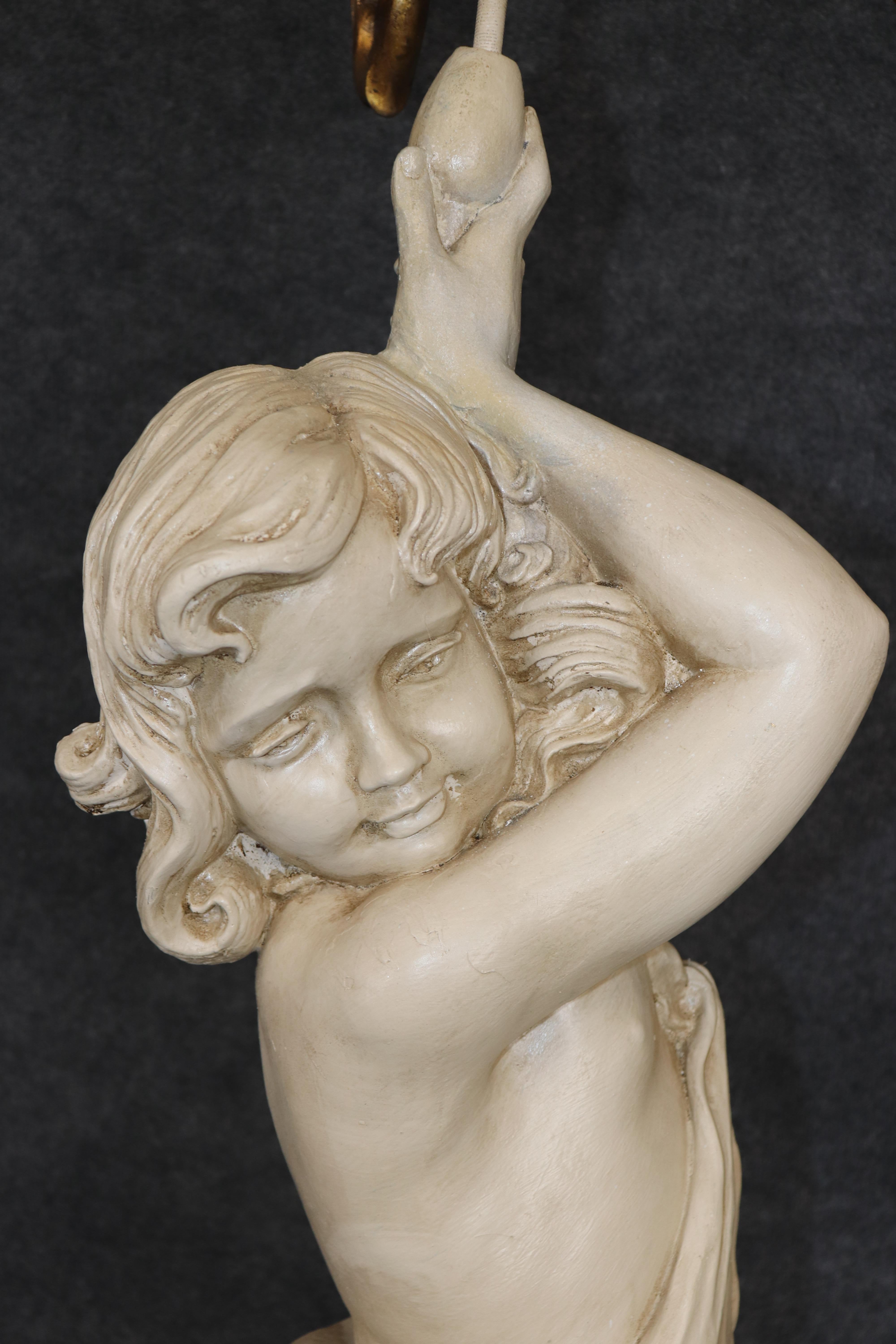 Neoclassico Lampade da terra con cherubino o putti in legno scolpito a grandezza naturale in vendita