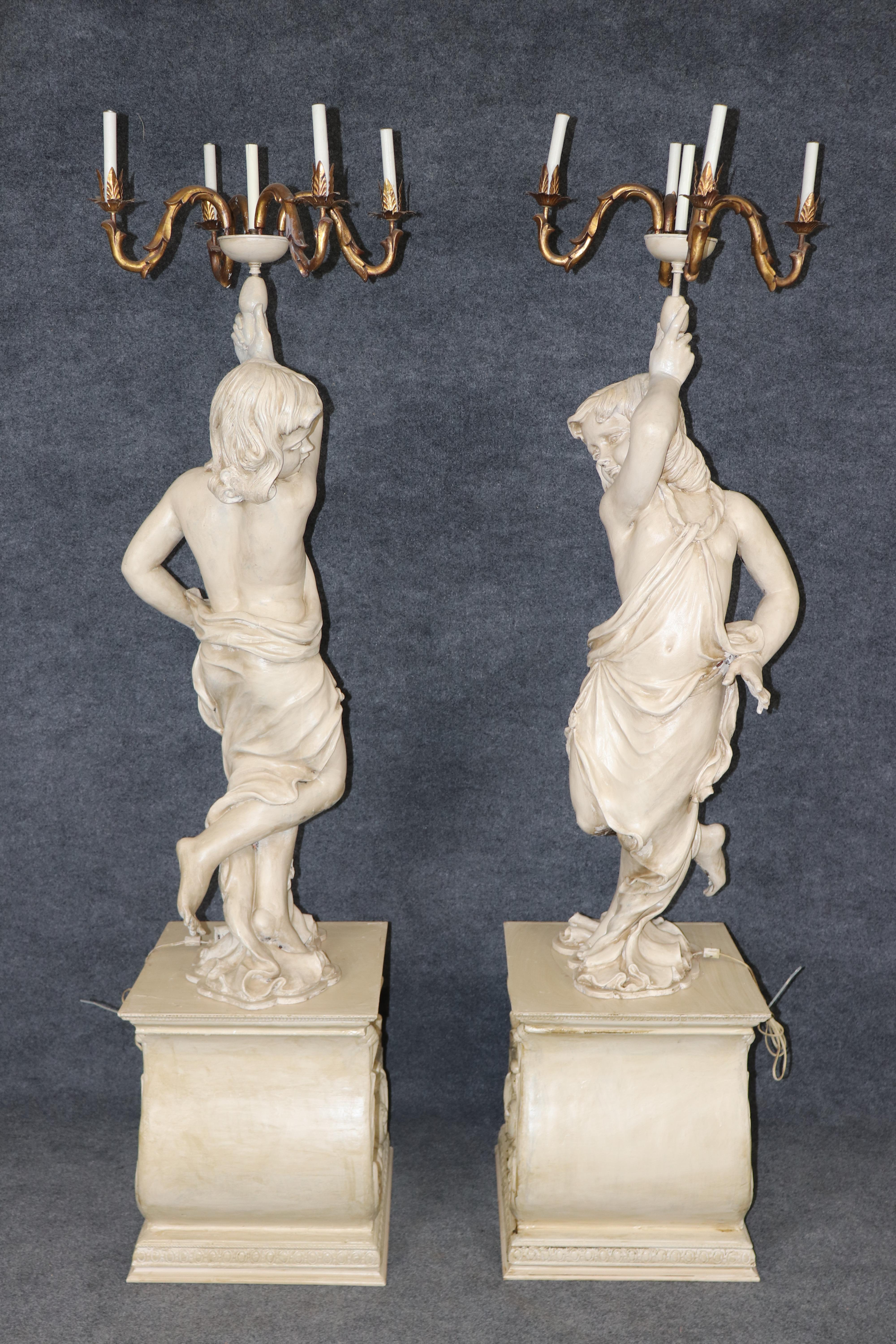 Italiano Lampade da terra con cherubino o putti in legno scolpito a grandezza naturale in vendita