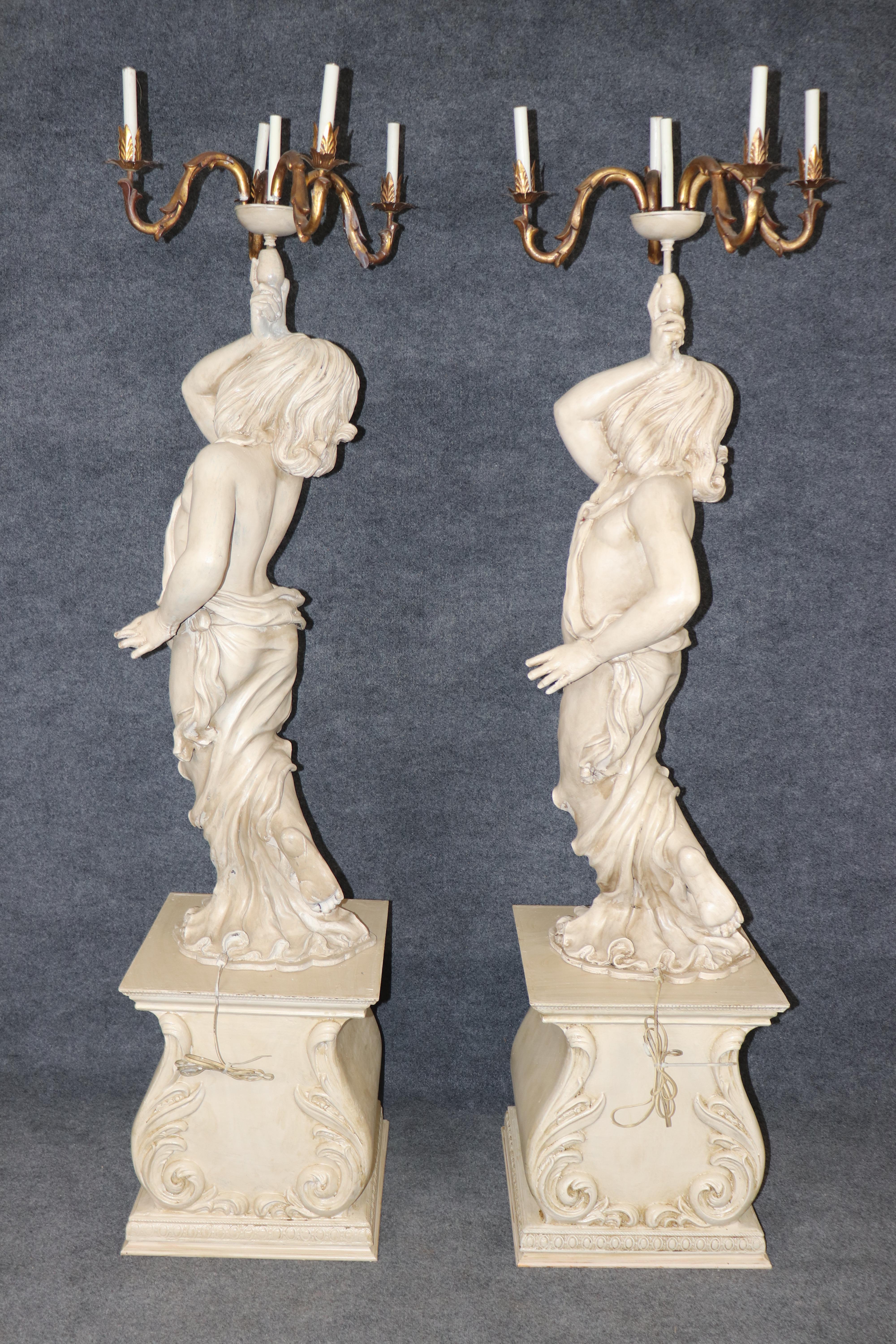 Lampade da terra con cherubino o putti in legno scolpito a grandezza naturale In condizioni buone in vendita a Swedesboro, NJ