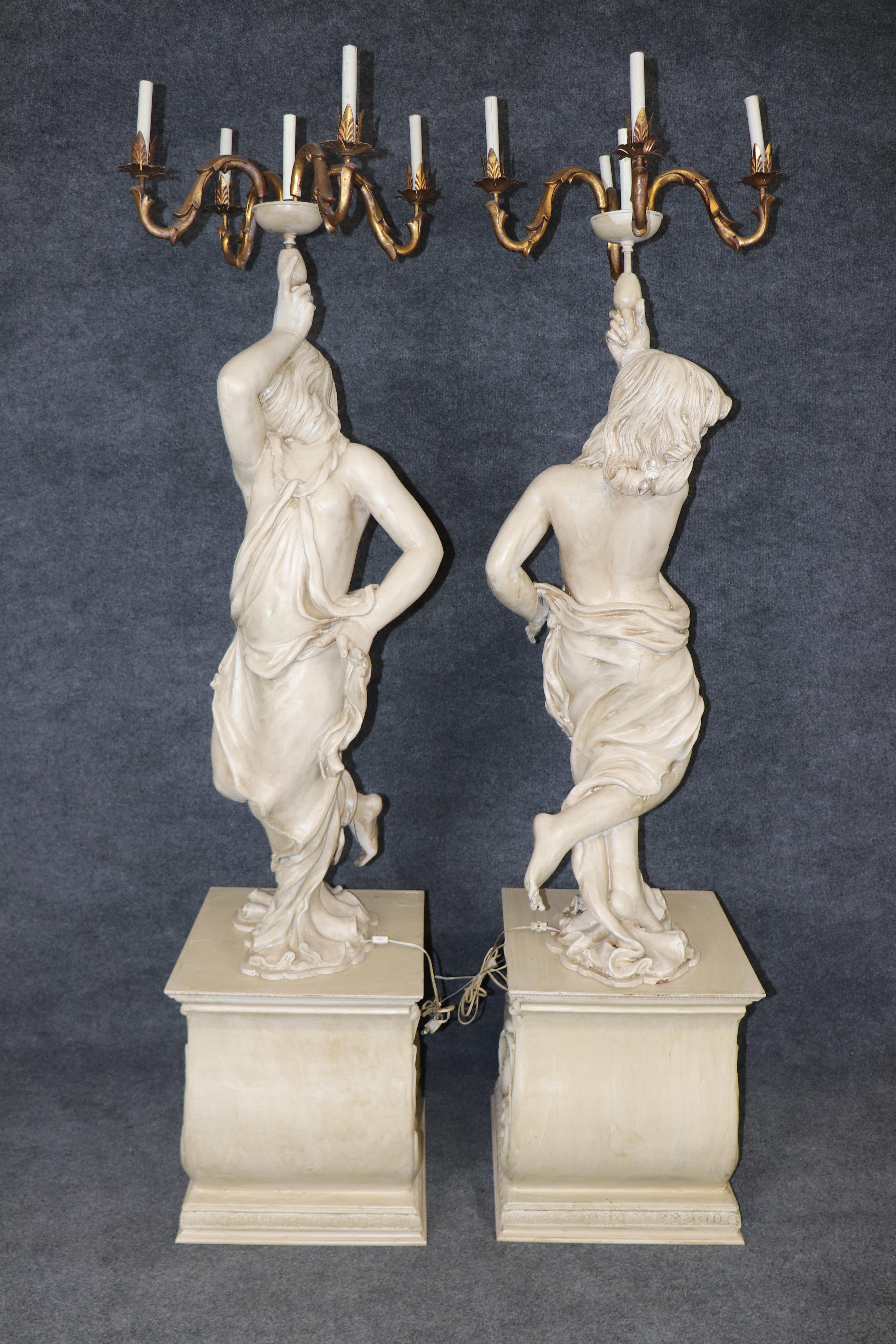 Metà XX secolo Lampade da terra con cherubino o putti in legno scolpito a grandezza naturale in vendita