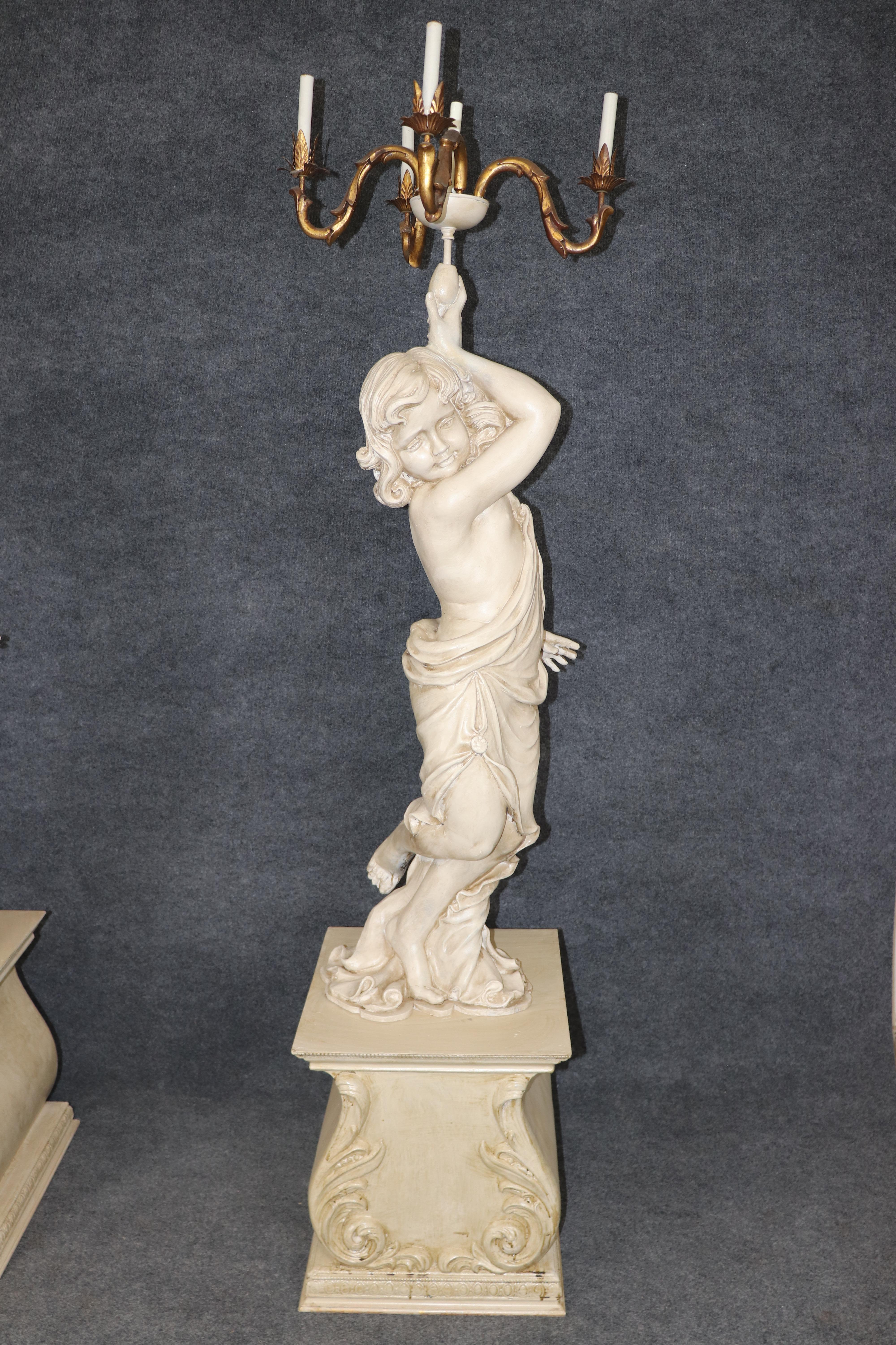 Legno Lampade da terra con cherubino o putti in legno scolpito a grandezza naturale in vendita