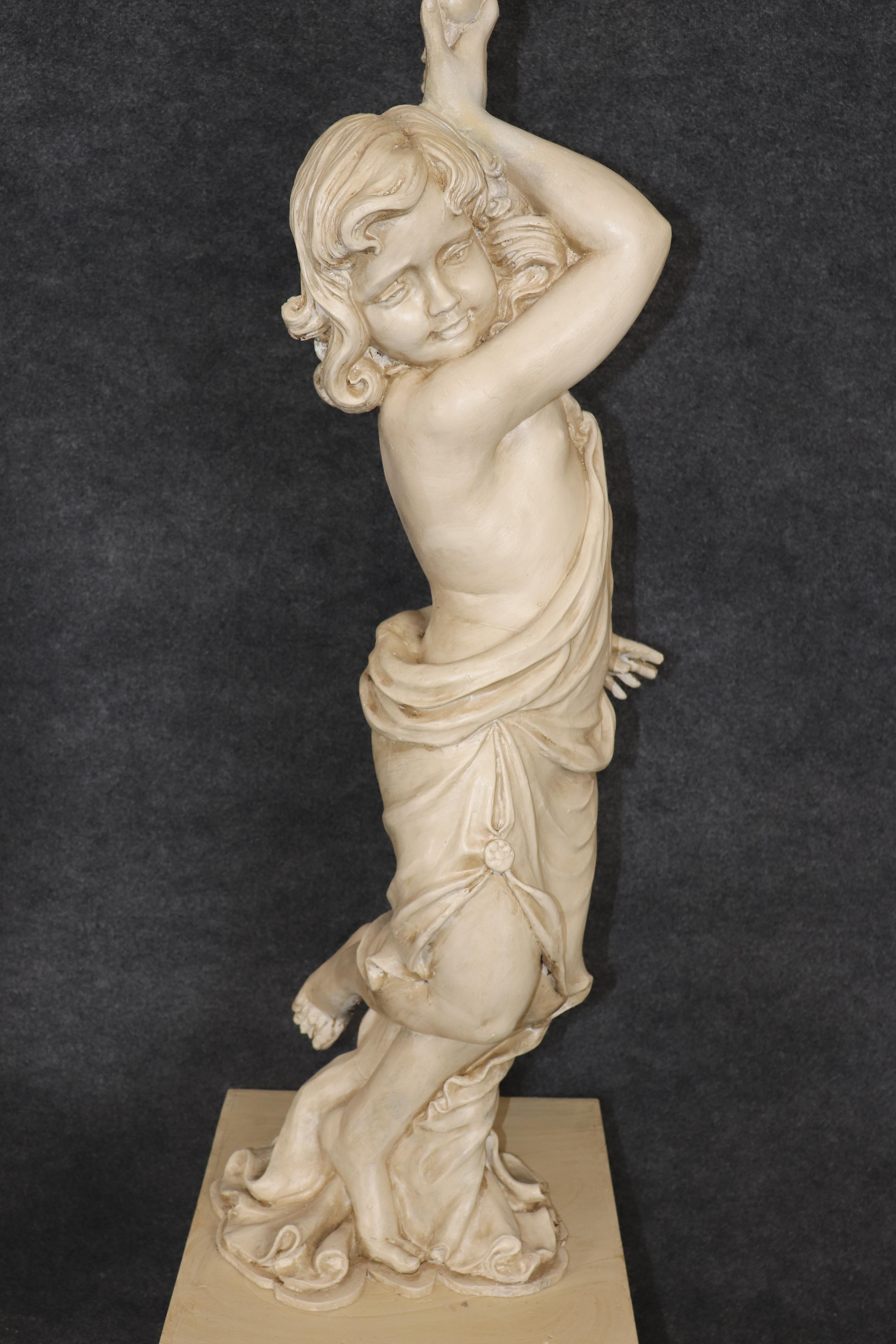 Lampade da terra con cherubino o putti in legno scolpito a grandezza naturale in vendita 1