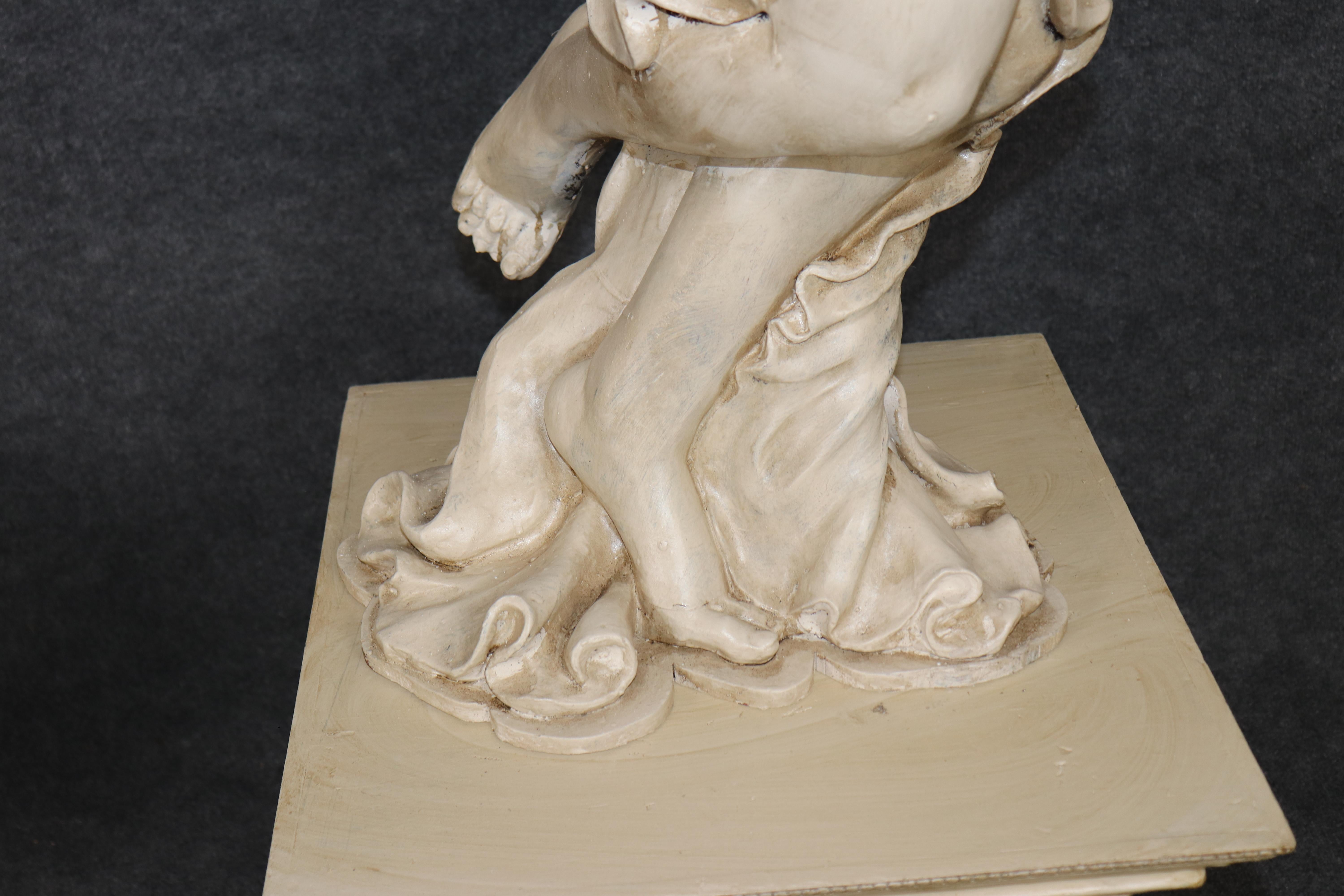 Lampade da terra con cherubino o putti in legno scolpito a grandezza naturale in vendita 2