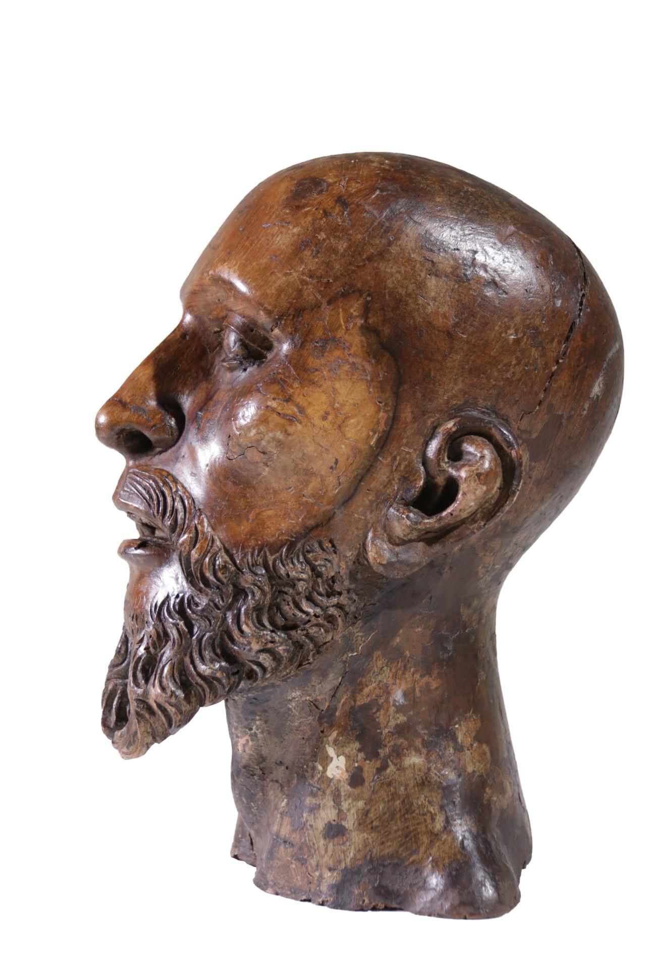 Escultura de madera tallada a tamaño natural de la cabeza de un hombre circa 1700 Sur de Europa en venta 3