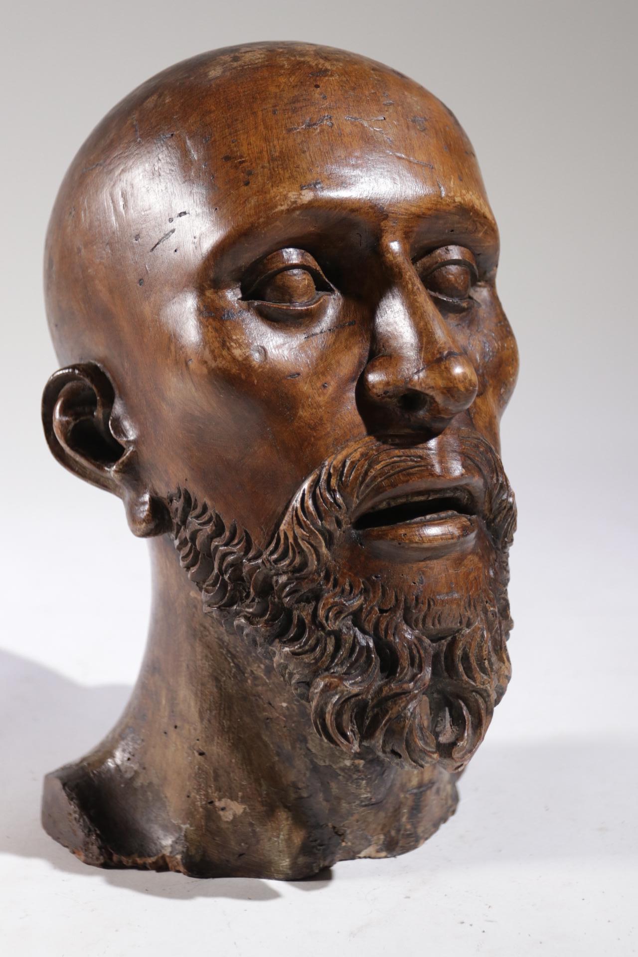 Escultura de madera tallada a tamaño natural de la cabeza de un hombre circa 1700 Sur de Europa en venta 6