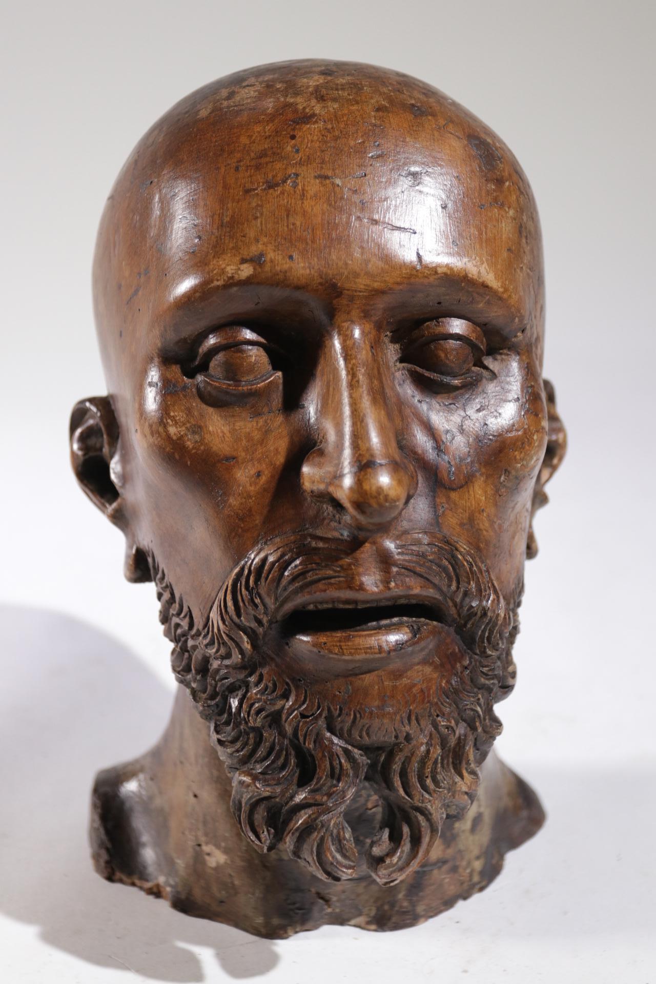 Escultura de madera tallada a tamaño natural de la cabeza de un hombre circa 1700 Sur de Europa en venta 8