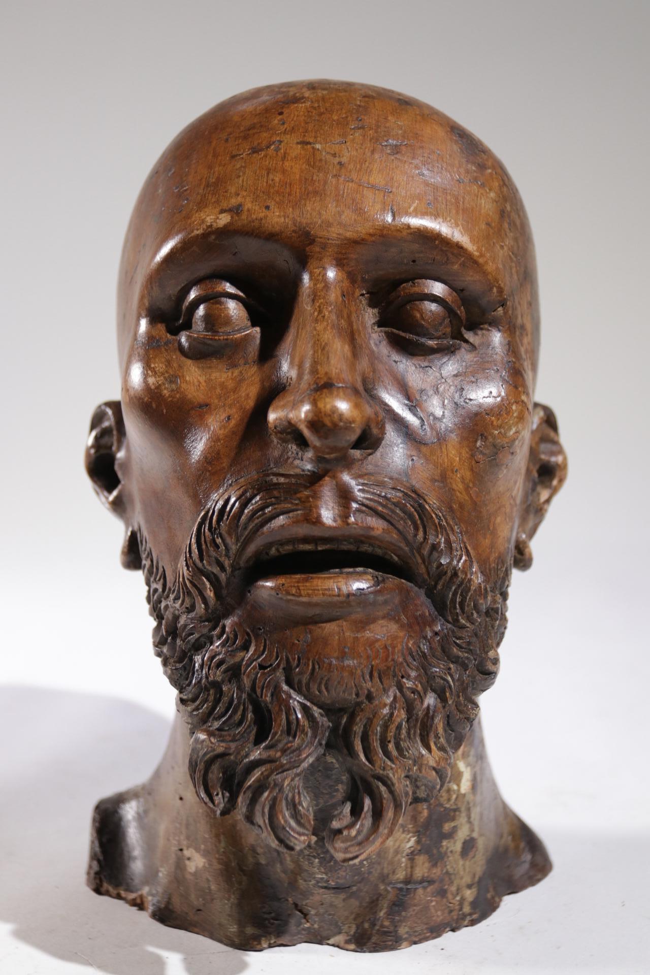 Escultura de madera tallada a tamaño natural de la cabeza de un hombre circa 1700 Sur de Europa en venta 9