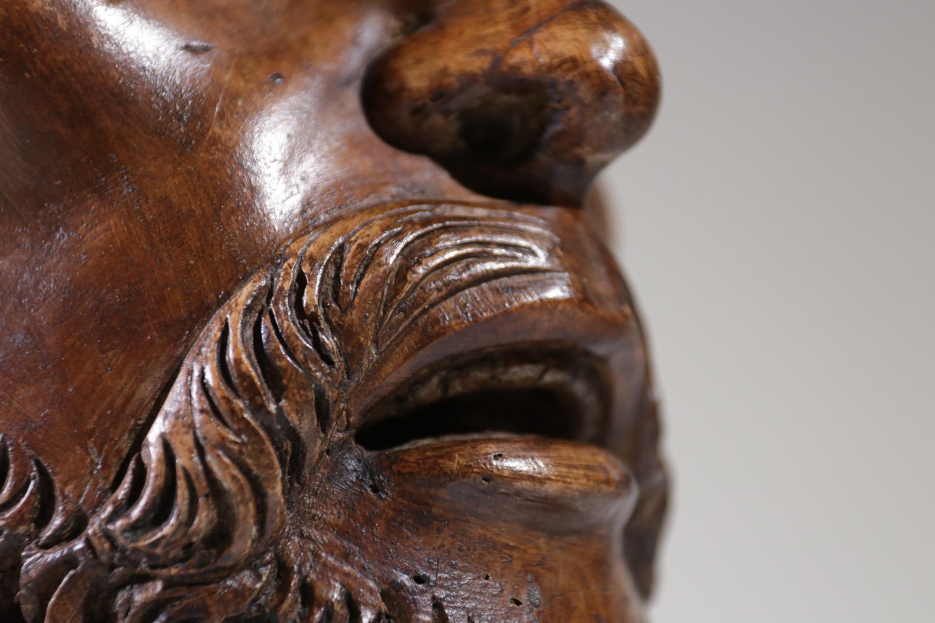 Escultura de madera tallada a tamaño natural de la cabeza de un hombre circa 1700 Sur de Europa Tallado a mano en venta