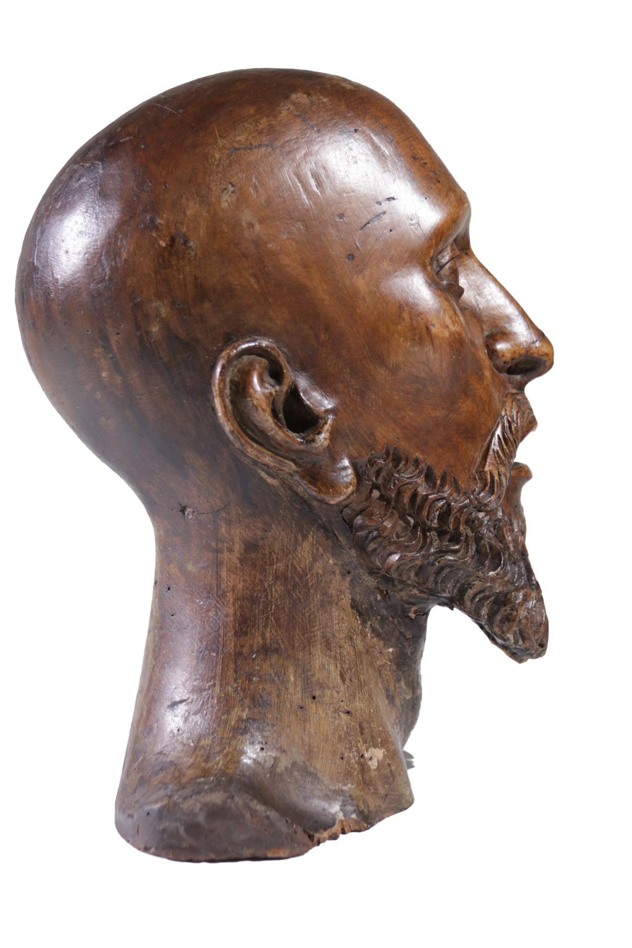 Life-Size Carved Wood Sculpture of a Man's Head circa 1700 South European In Good Condition For Sale In Boven Leeuwen, NL