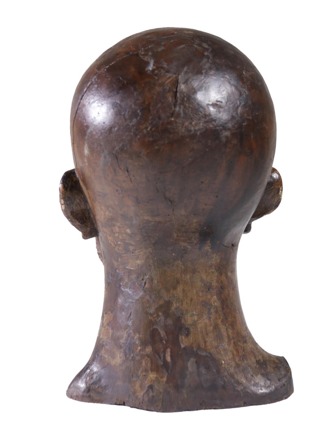 Escultura de madera tallada a tamaño natural de la cabeza de un hombre circa 1700 Sur de Europa en venta 1