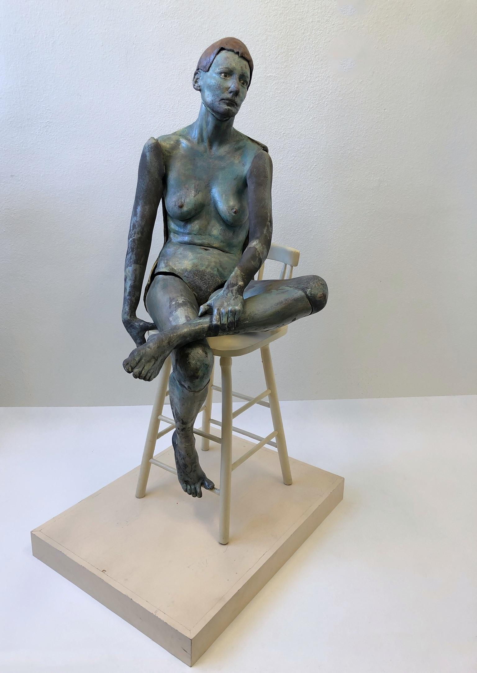 Eine spektakuläre weibliche Aktskulptur aus Raku-Keramik aus den 1980er Jahren von Eva Stettner. Die weibliche Skulptur besteht aus Keramik, die im Niedrigbrandverfahren glasiert wurde, der Stuhl aus lackiertem Holz. Die beiden Arme und ein Bein