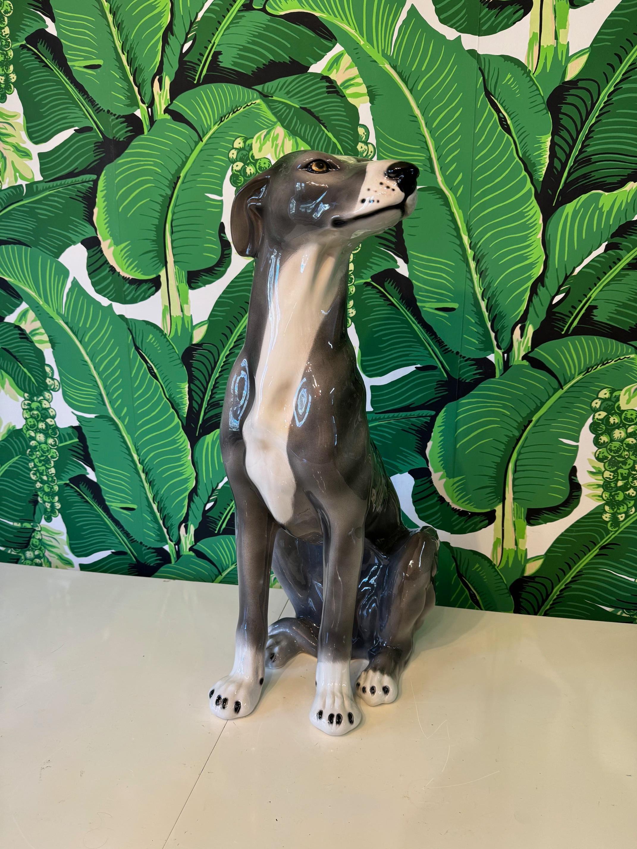 Hollywood Regency Statue de chien lévrier gris en céramique grandeur nature en vente