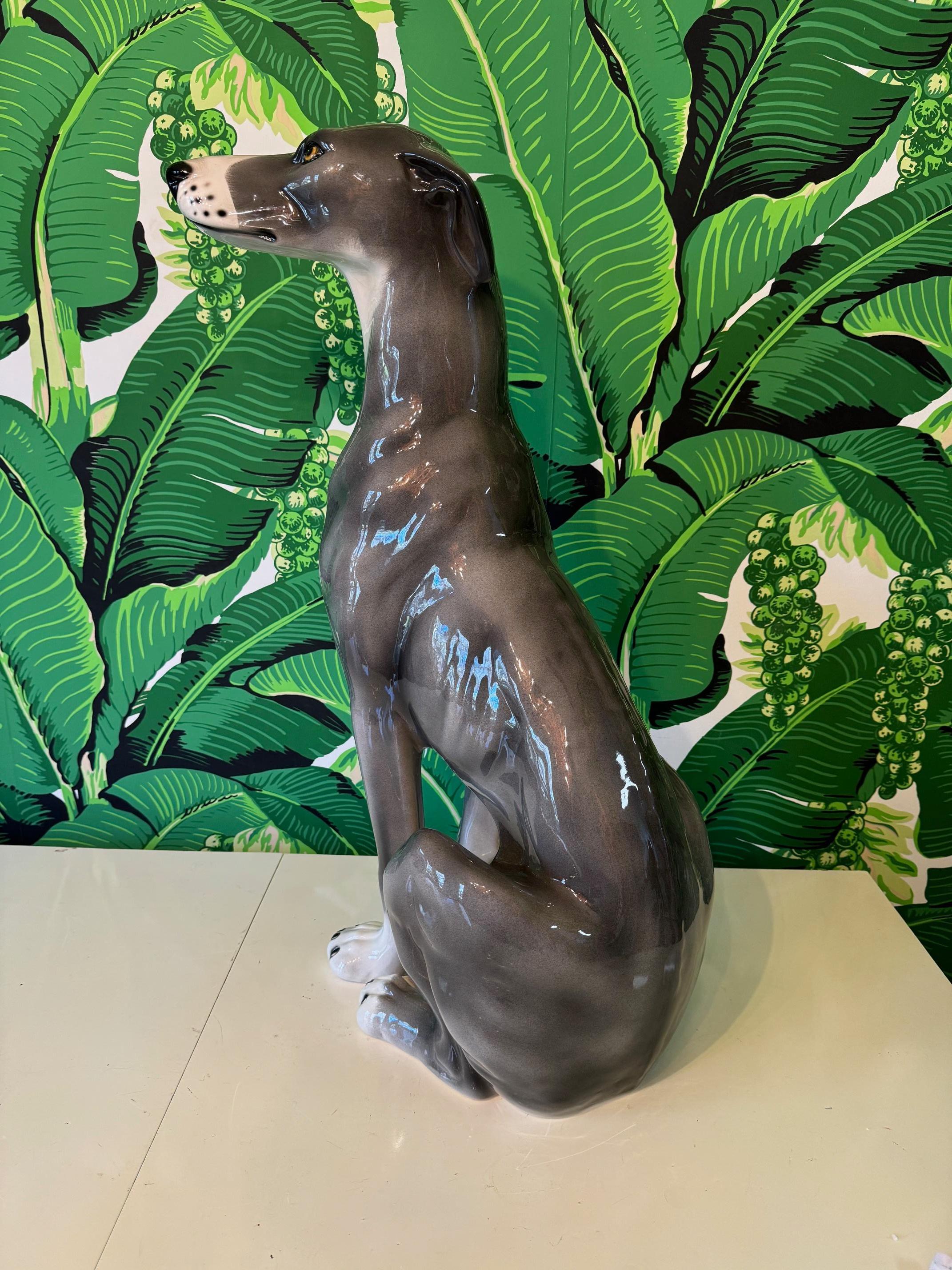 Statue de chien lévrier gris en céramique grandeur nature Bon état - En vente à Jacksonville, FL