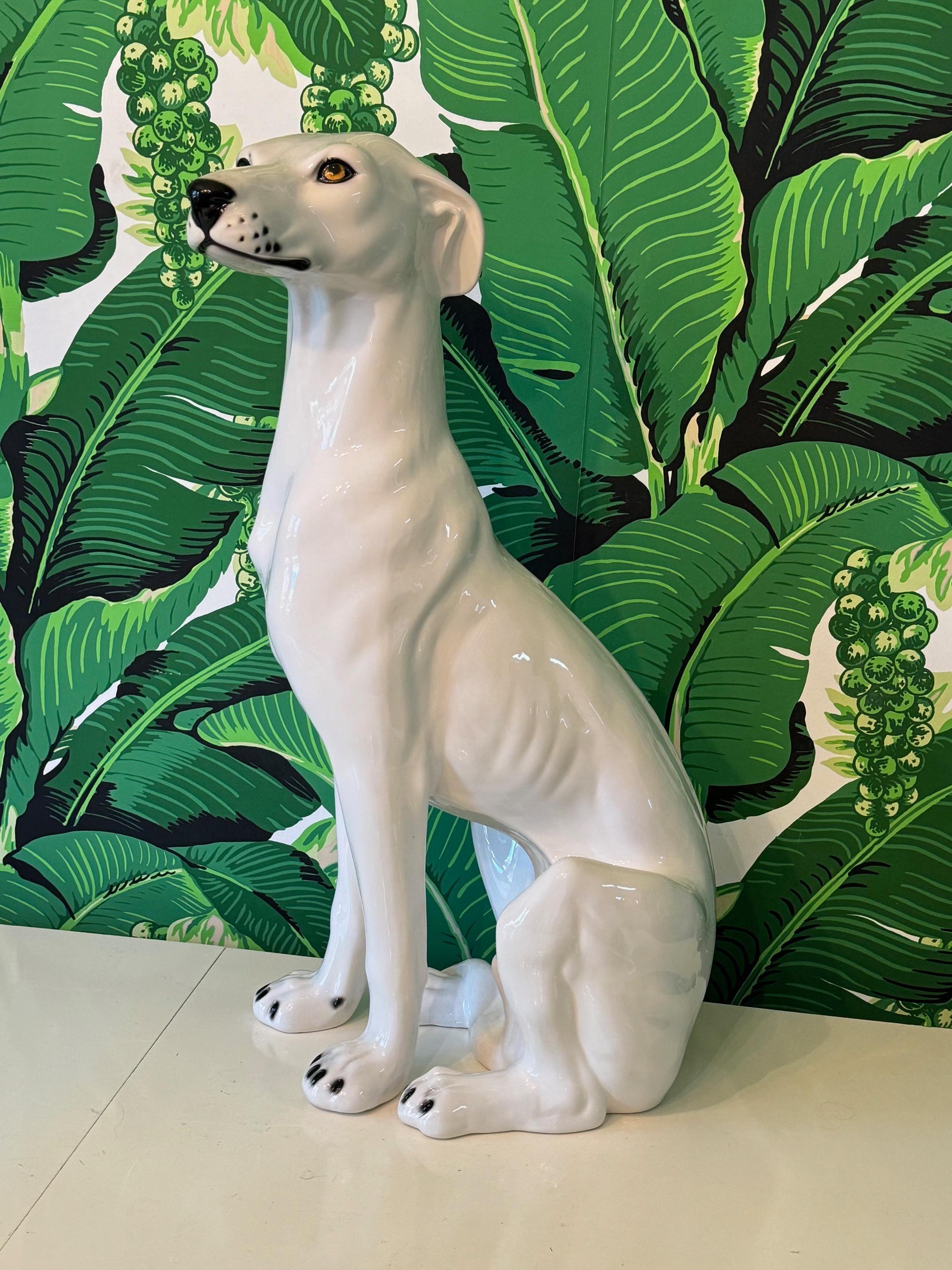 Grande statue de chien en céramique aux traits réalistes et à la finition brillante. Très bon état, sans fissures ni éclats.
Pour un devis d'expédition vers votre code postal exact, veuillez nous envoyer un message.
