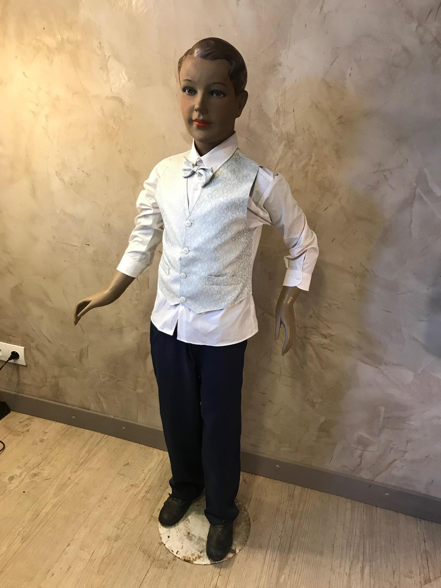 Very nice and rare life size wood and plaster articulated child mannequin from the 1920s.
Clothes for his size. Sulfide eyes.
Very good quality and condition.
Can stand up thanks to a metal base.
Articulated arms.
