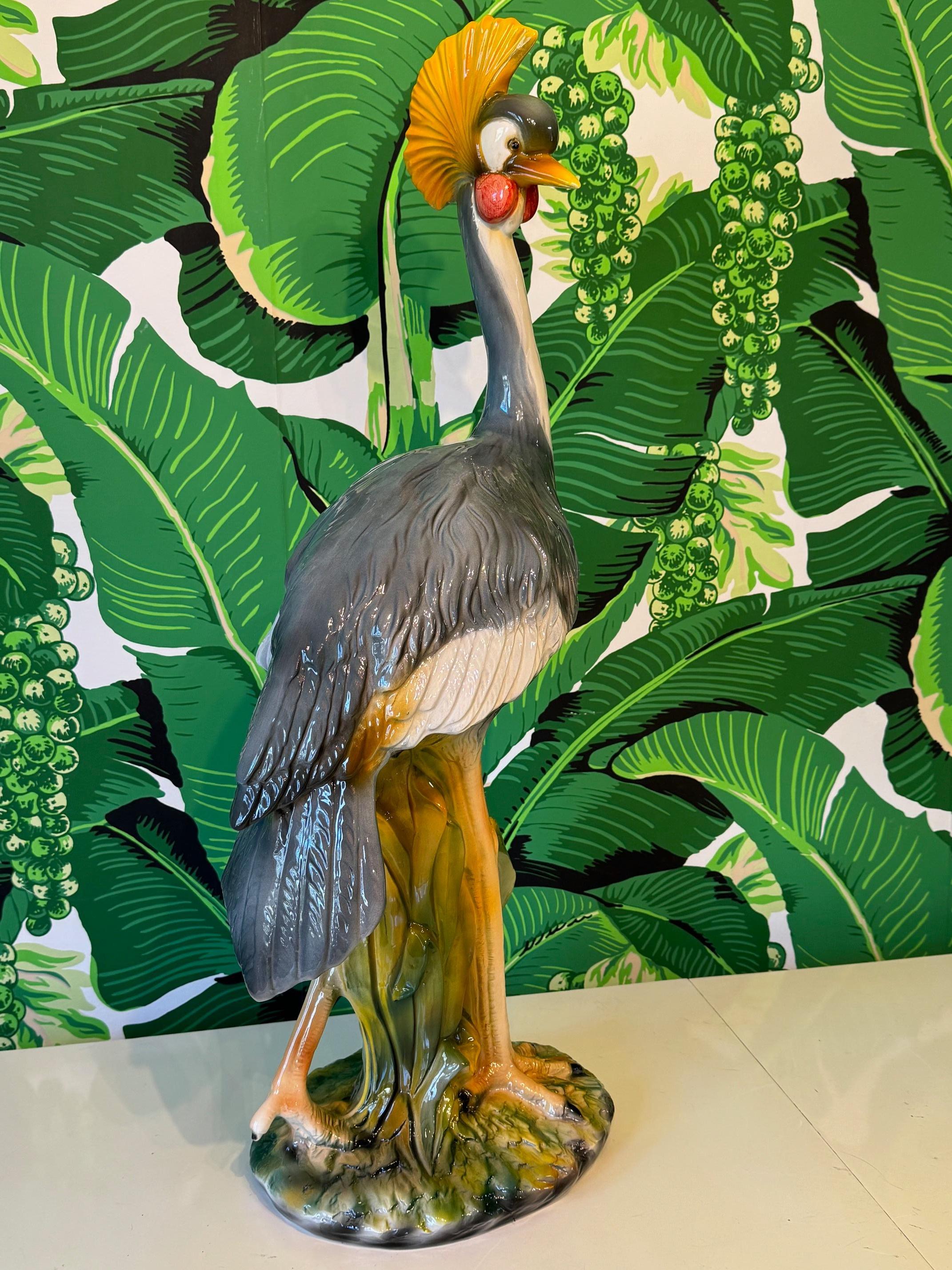 Gran estatua de pájaro de cerámica con detalles realistas pintados a mano y un acabado de alto brillo. Muy buen estado, sin grietas ni astillas.
Para obtener un presupuesto de envío a su código postal exacto, envíenos un mensaje.
