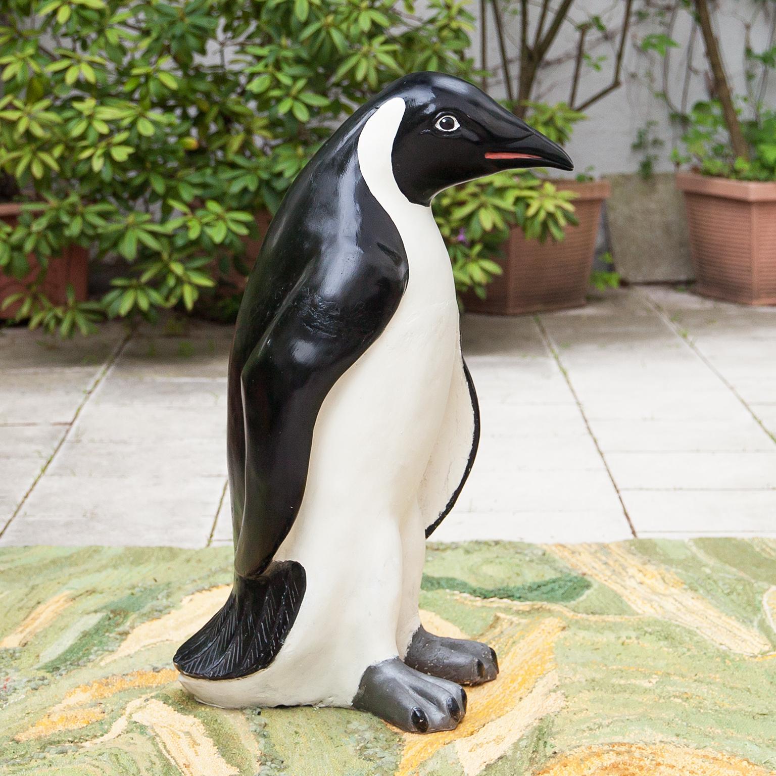 Preciosa escultura de tamaño natural de un pingüino, realizada en fibra de vidrio y pintada en blanco y negro en Italia en la década de 1970. Excelente estado original con una simpática sonrisa en la cara del pingüino.