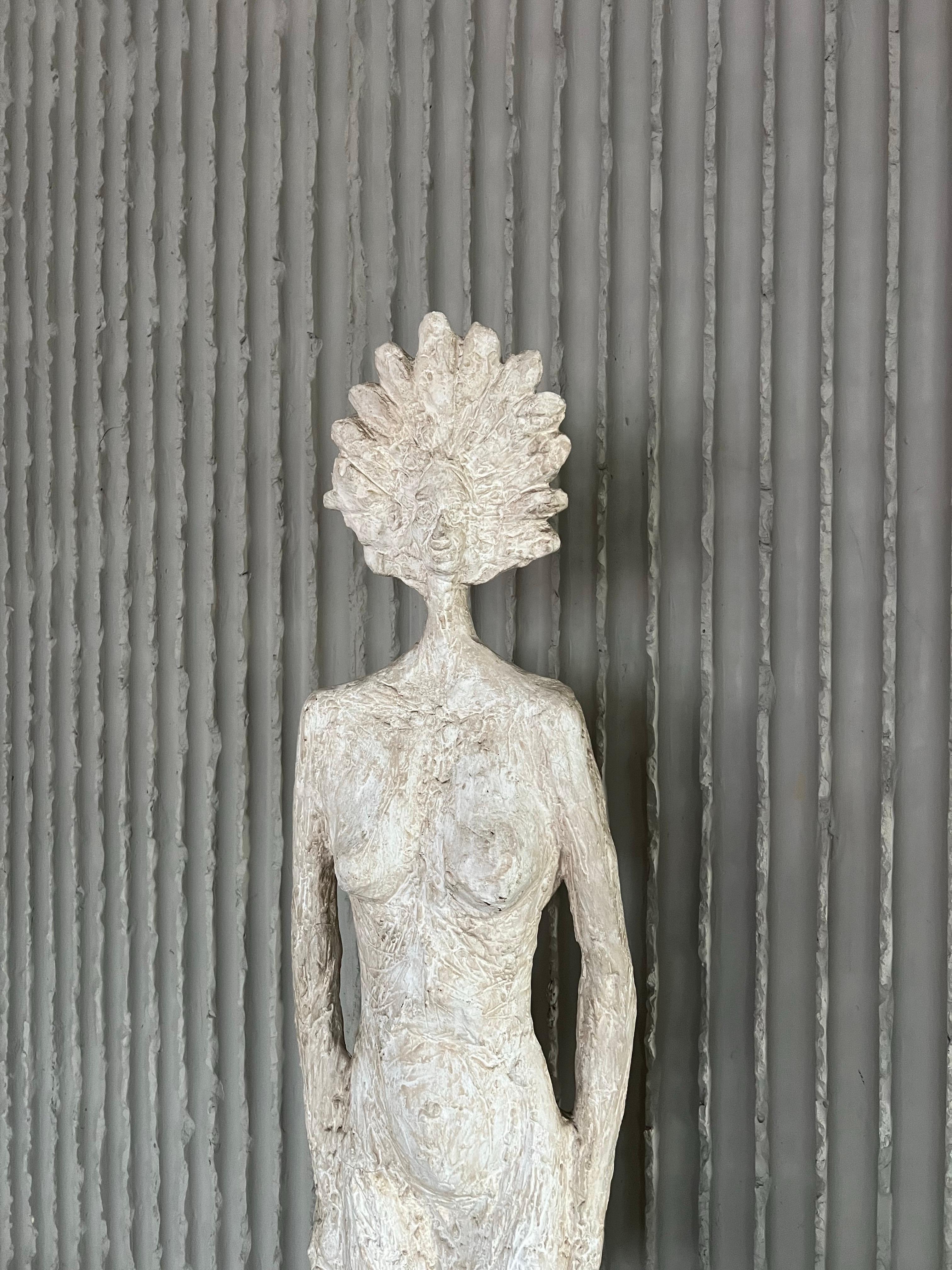 Une étonnante sculpture de femme grandeur nature, créée en France dans les années 1970.

Réalisée en fibre de verre avec une surface richement texturée, semblable à du plâtre travaillé à la main, cette pièce évoque la matérialité expressive et la