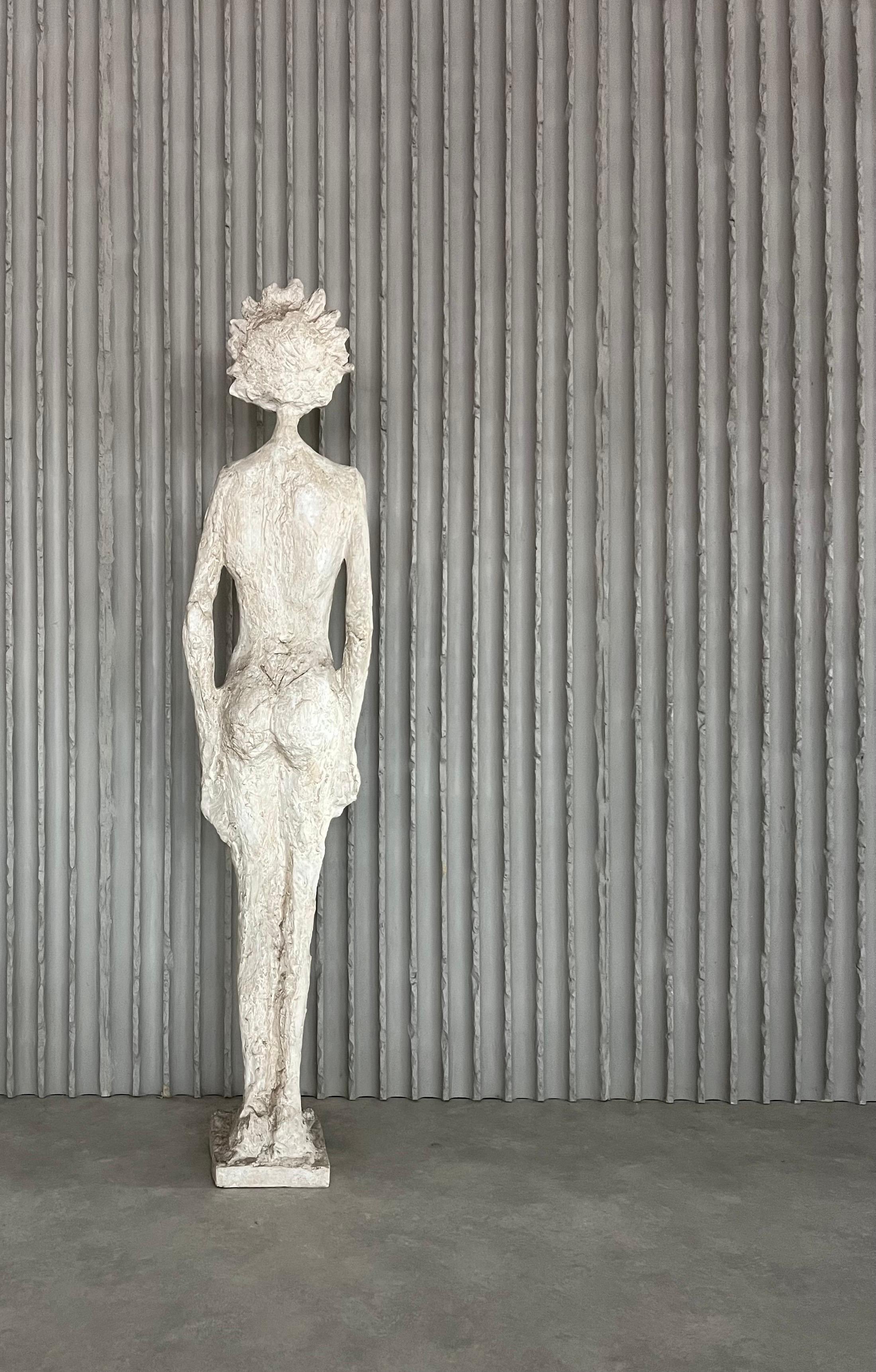 Mid-Century Modern Sculpture en fibre de verre grandeur nature, dans le style de Giacometti. France, années 1970 en vente