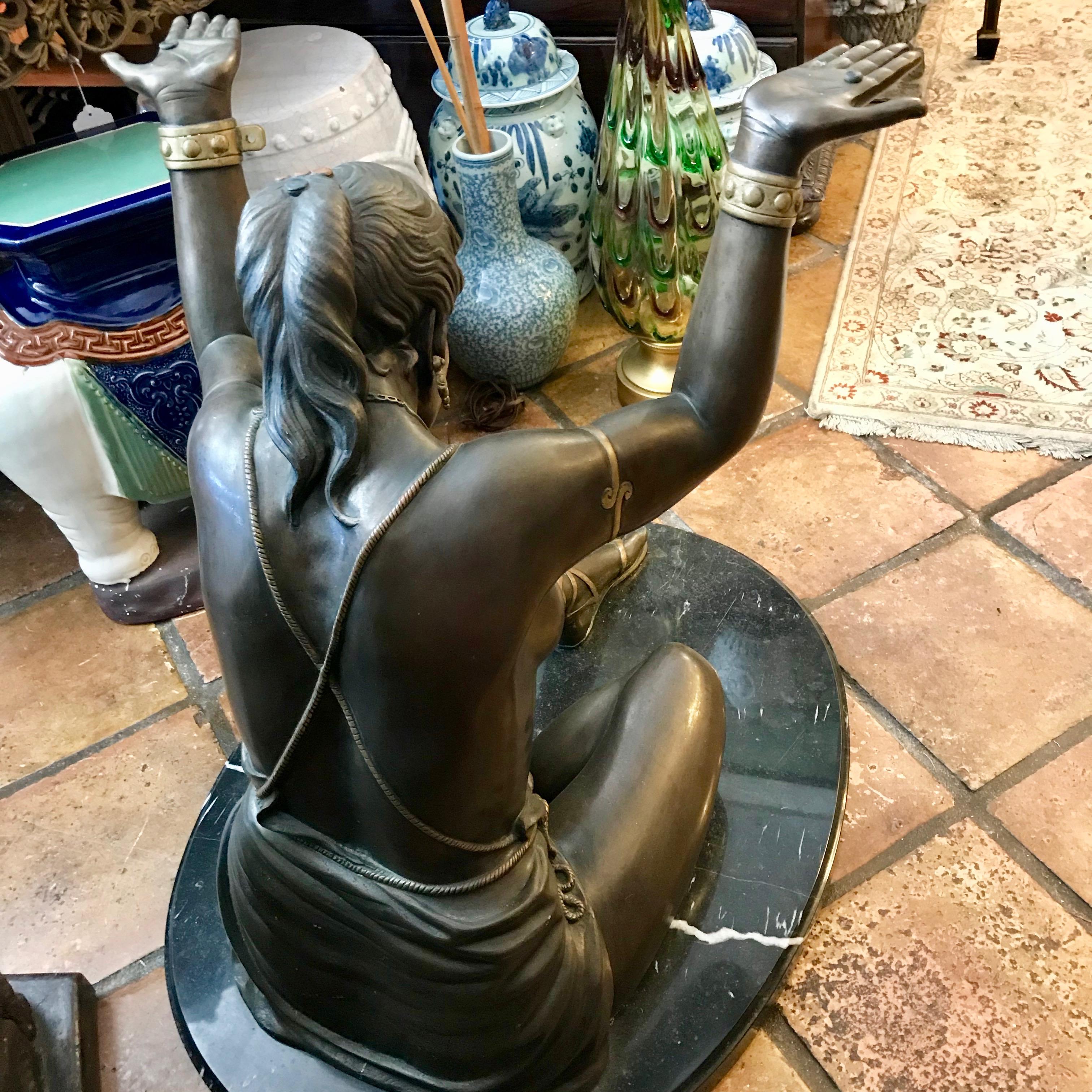 20ième siècle Base de table centrale en bronze figuratif grandeur nature en vente